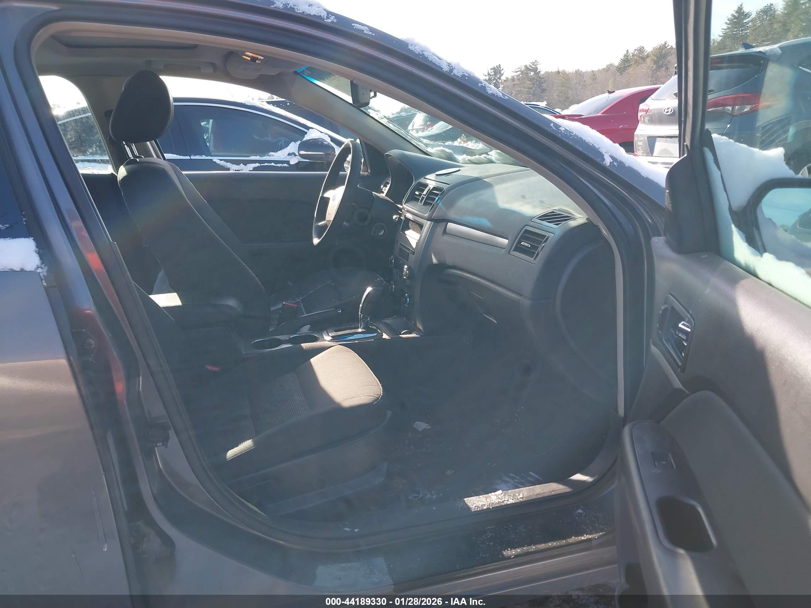 FORD FUSION image 5