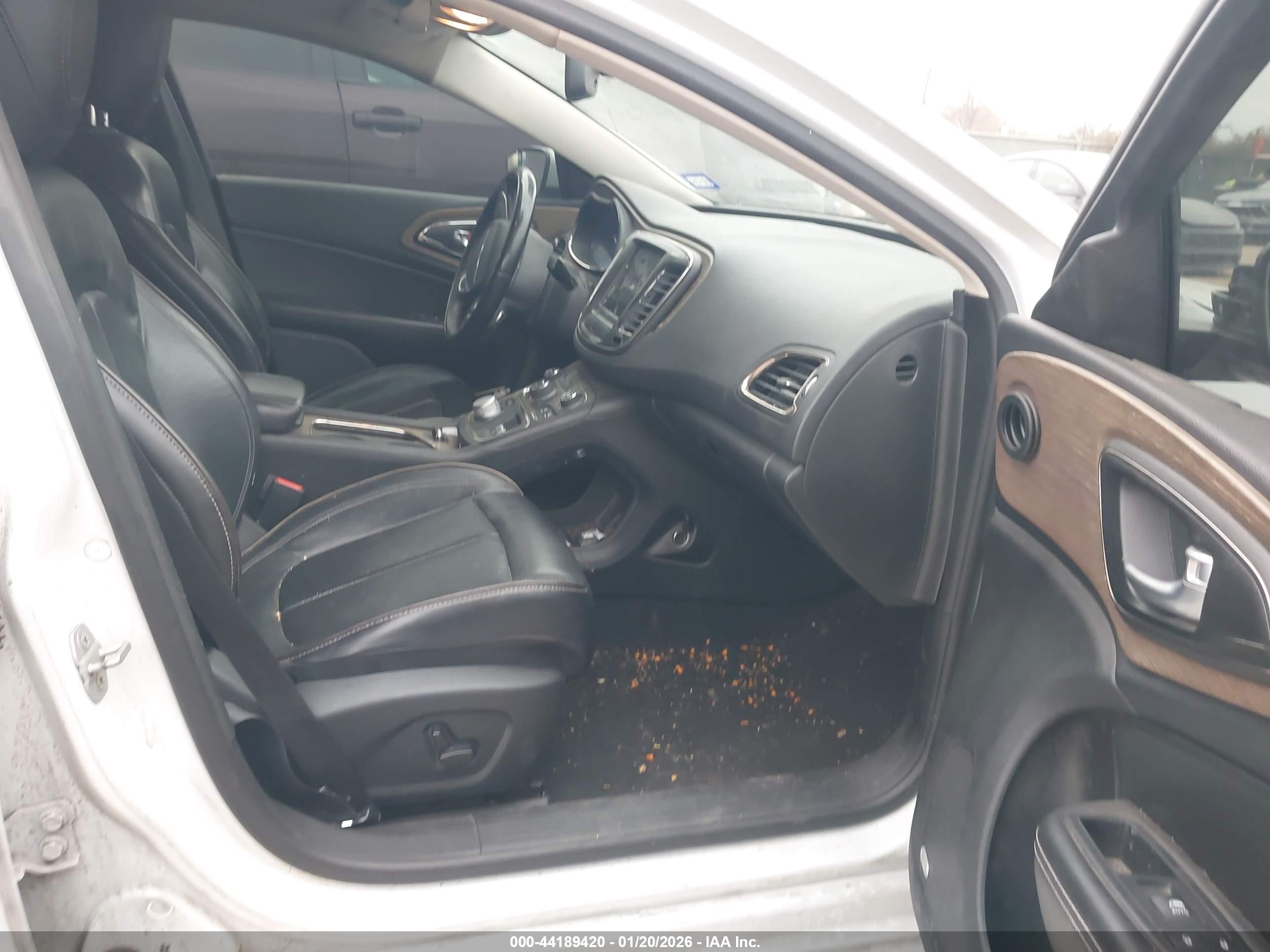 CHRYSLER 200 image 5