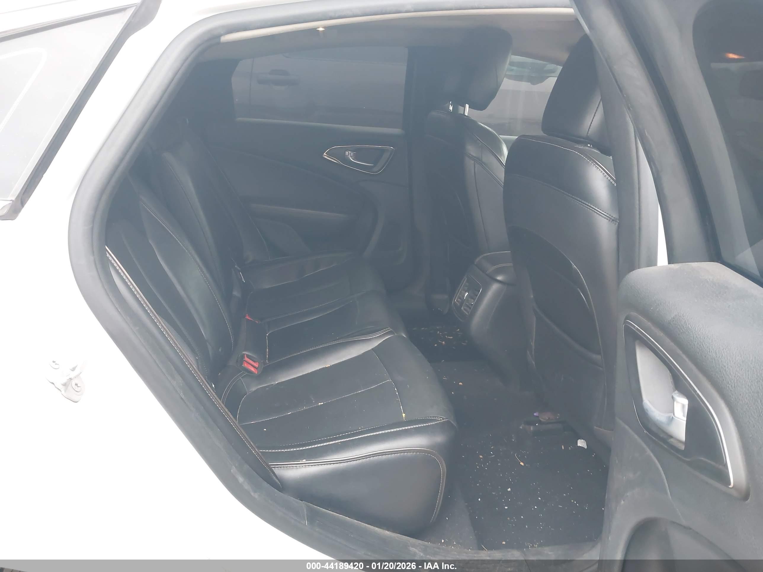 CHRYSLER 200 image 8