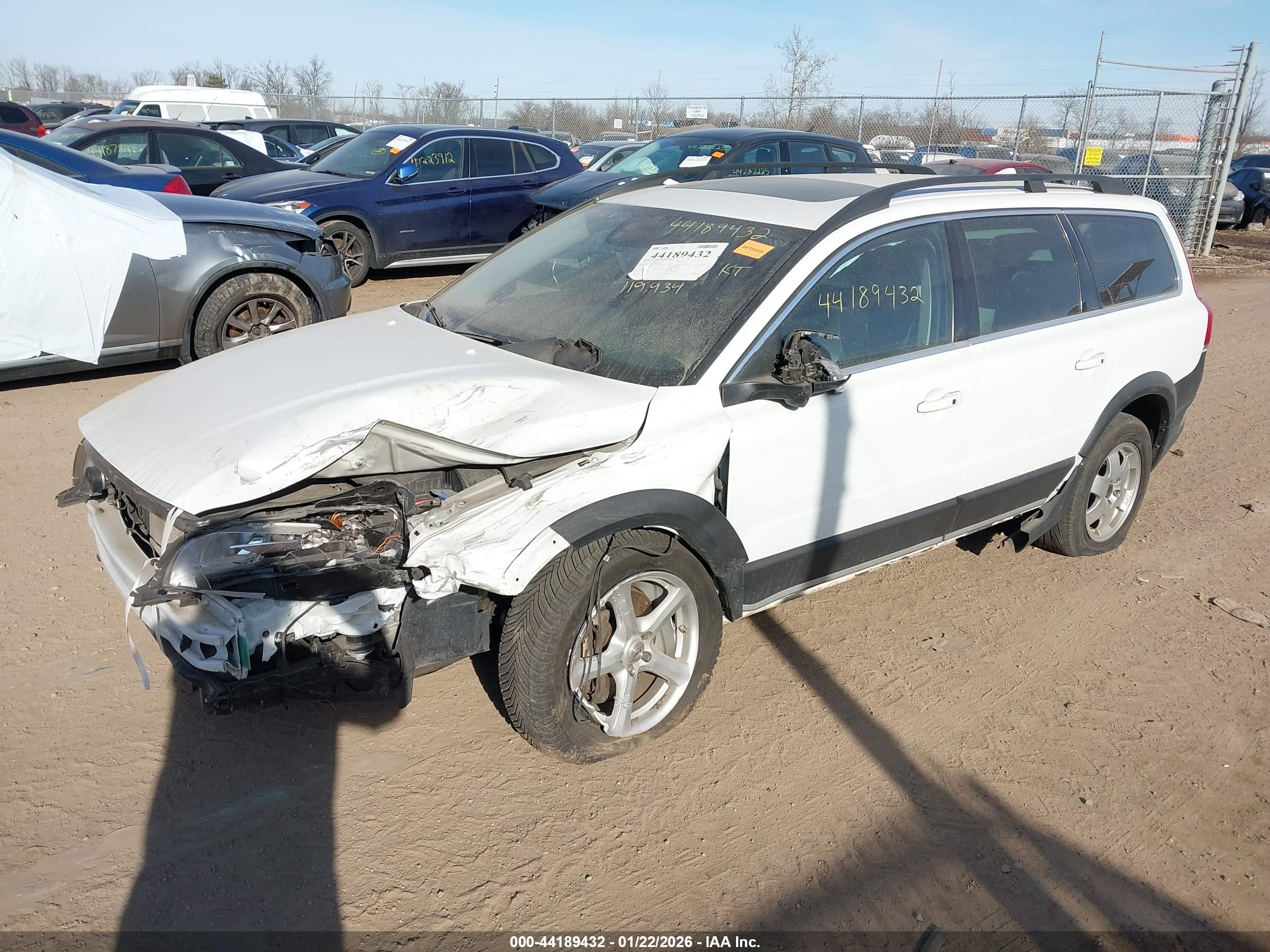 VOLVO XC70 image 2