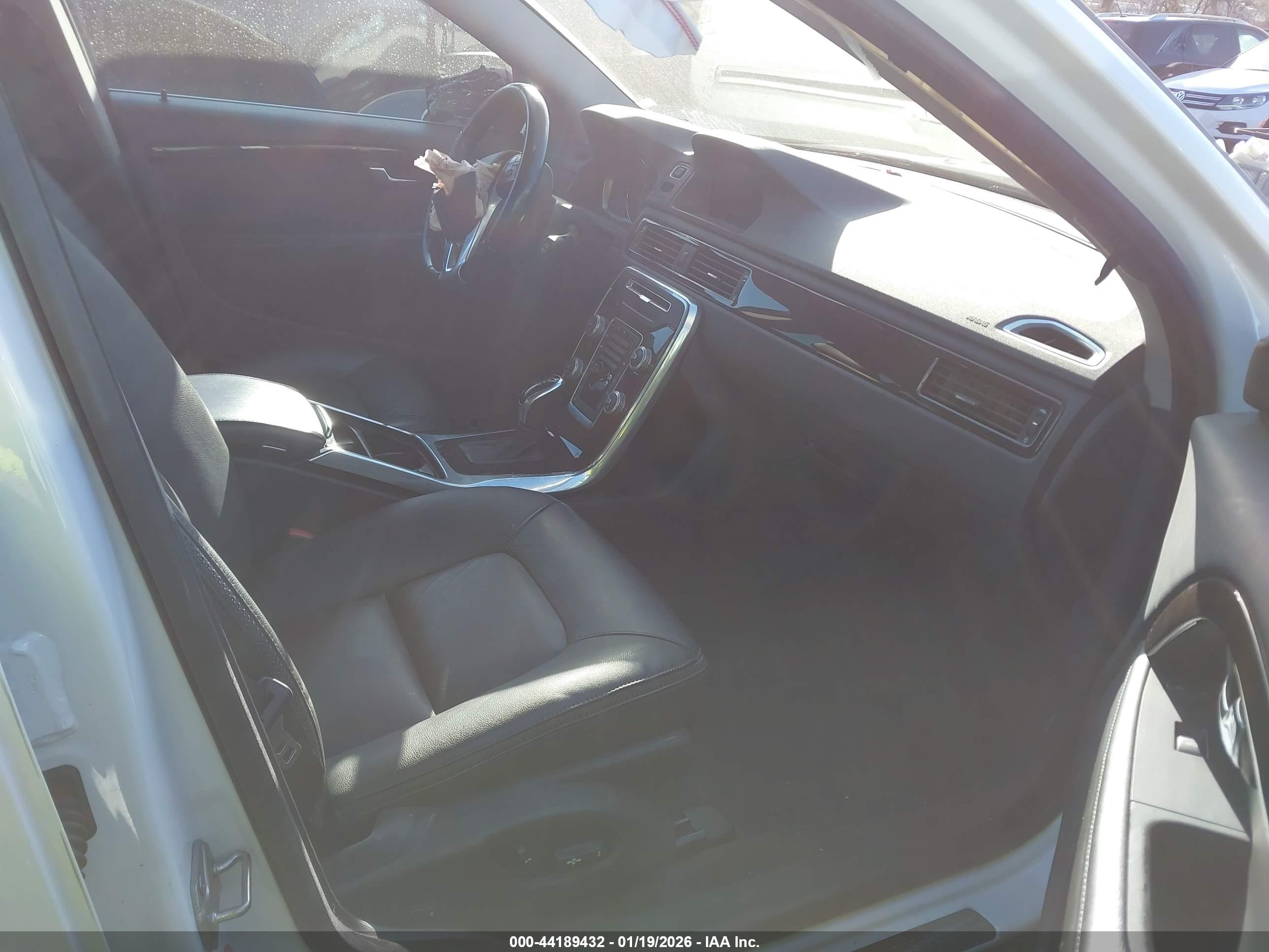 VOLVO XC70 image 5