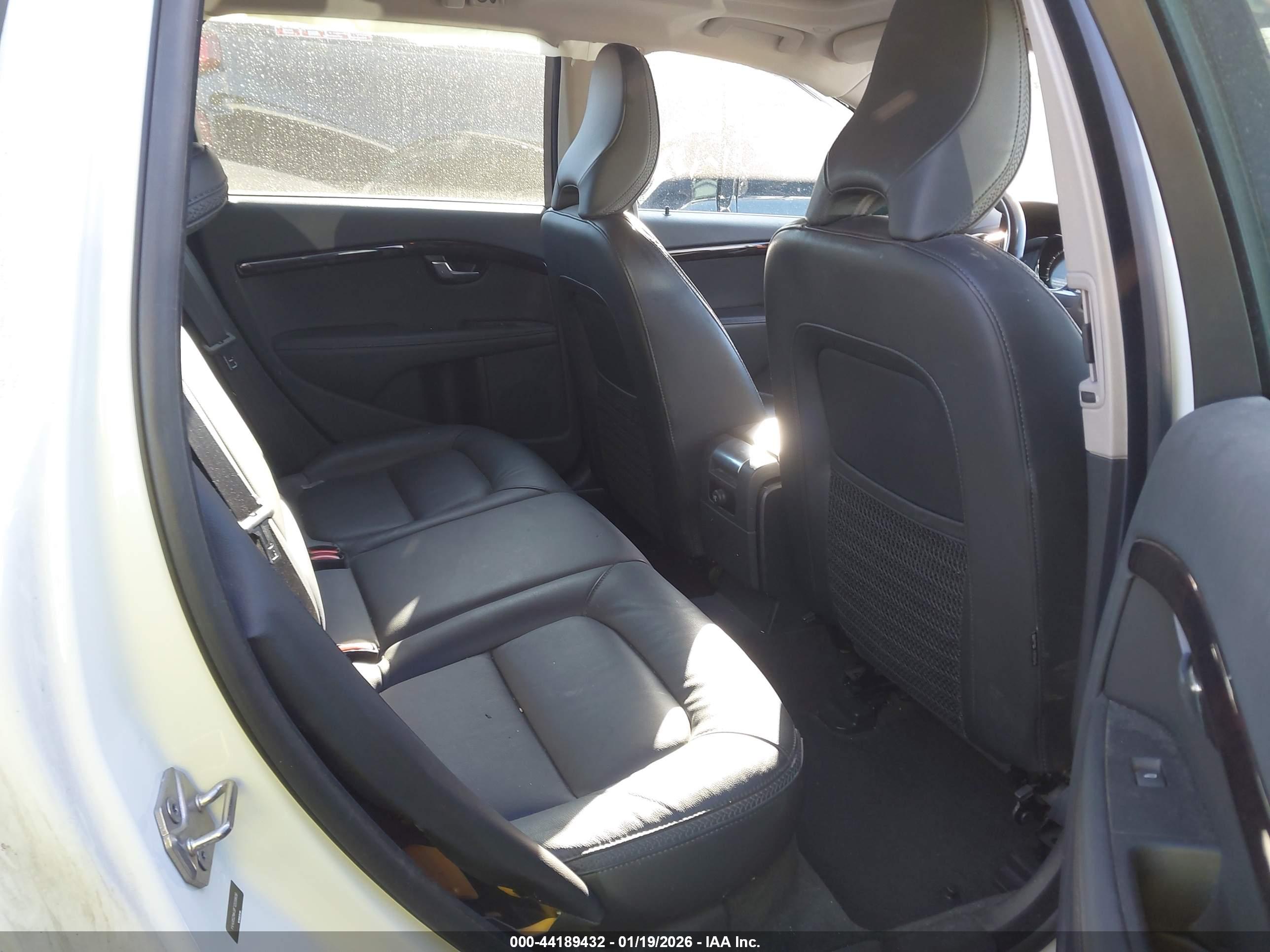 VOLVO XC70 image 8