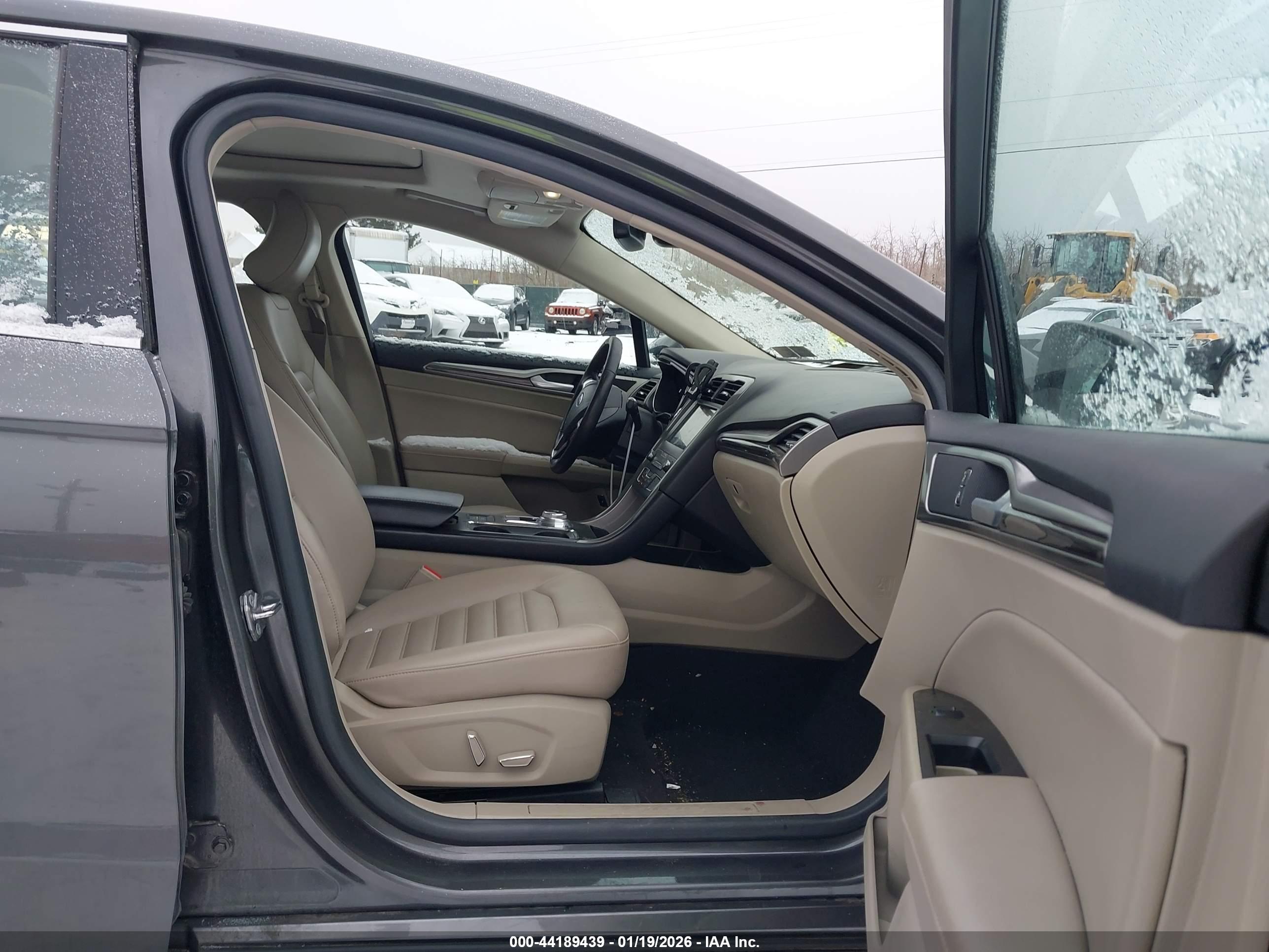 FORD FUSION image 5