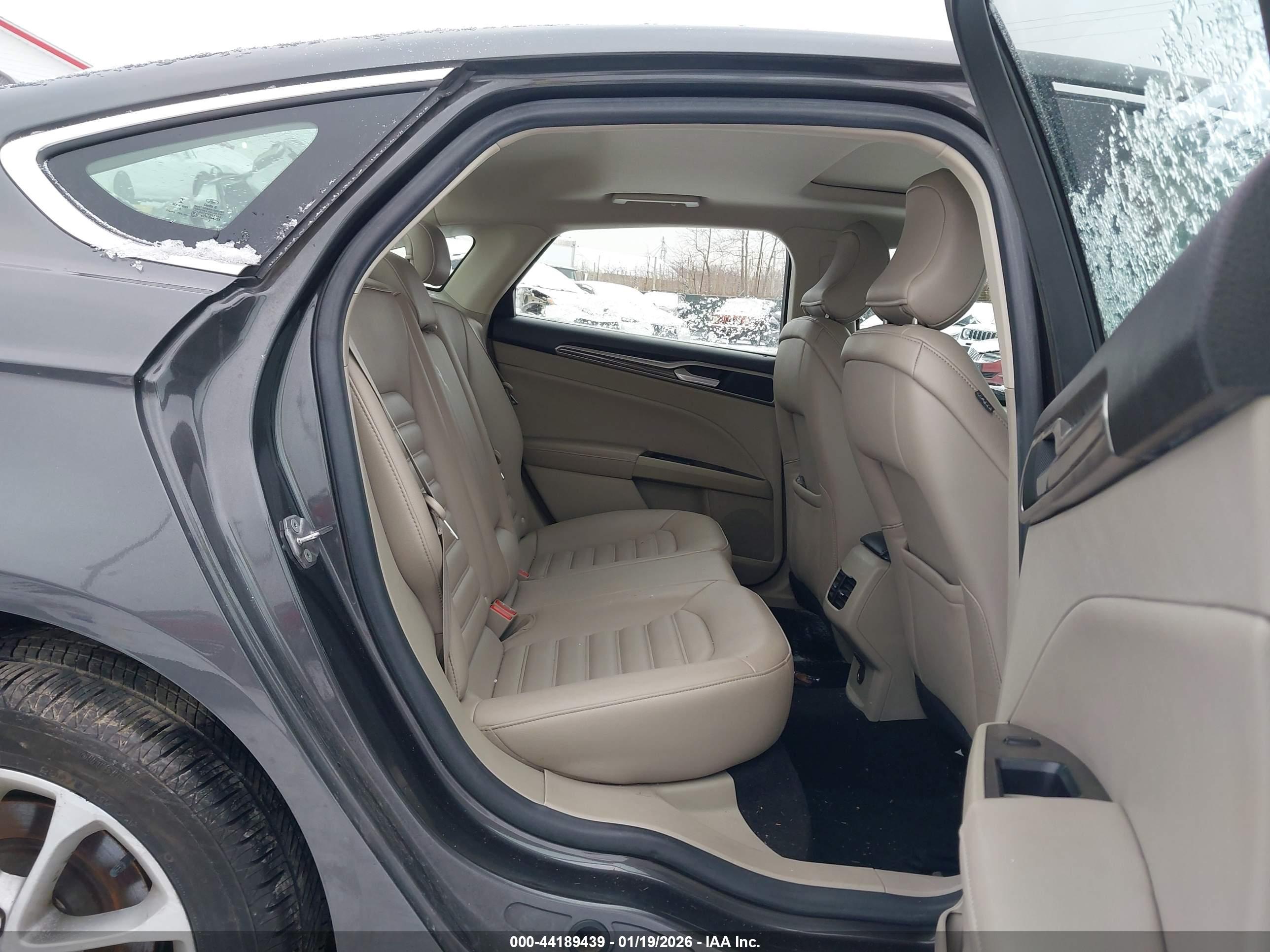 FORD FUSION image 8