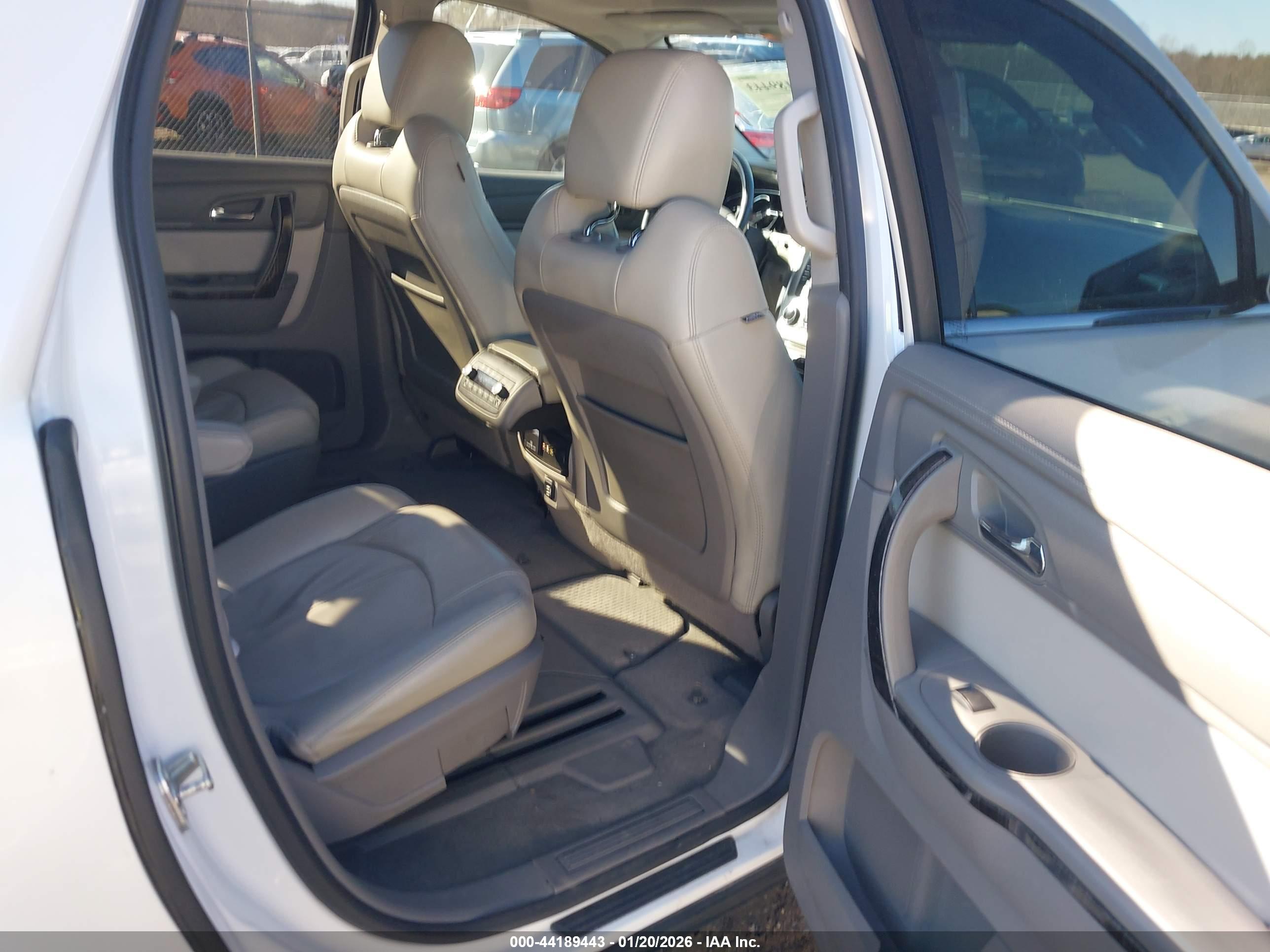 GMC ACADIA image 8