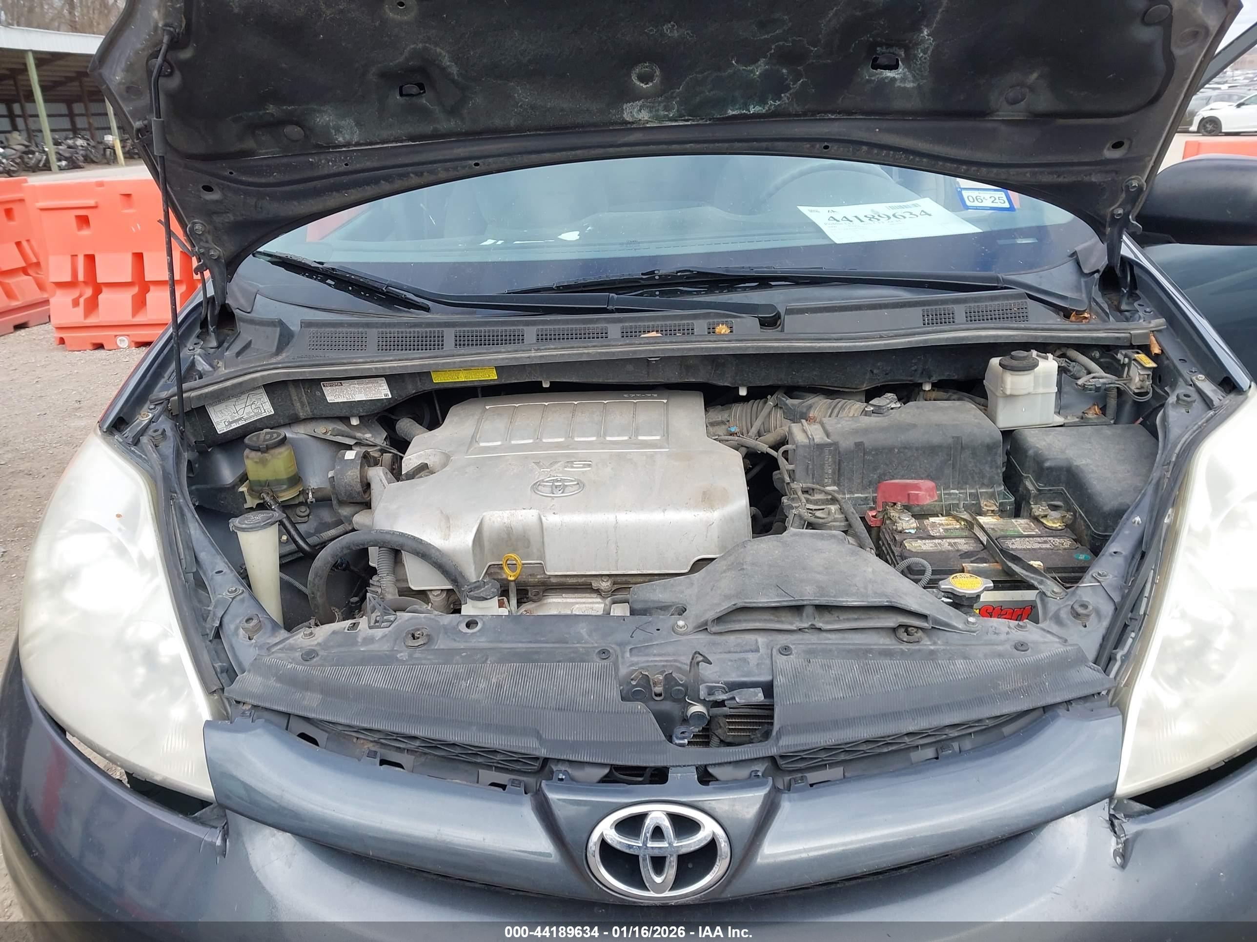 TOYOTA SIENNA image 10