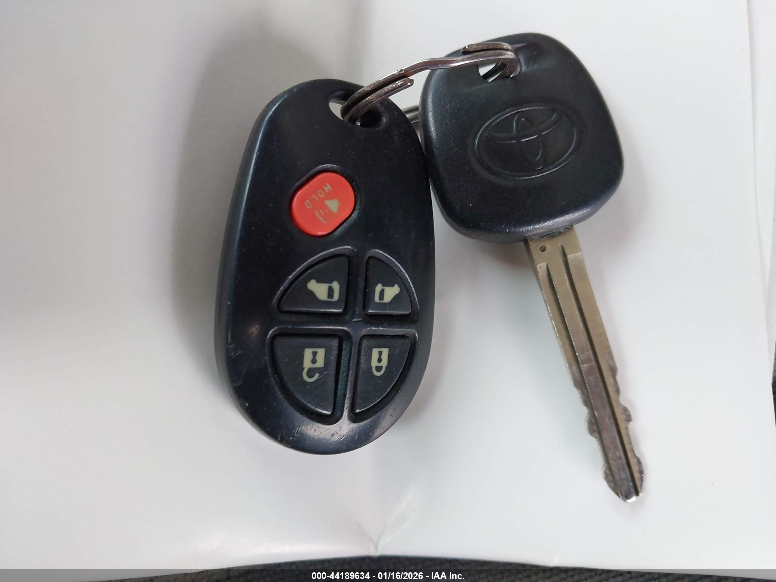 TOYOTA SIENNA image 11