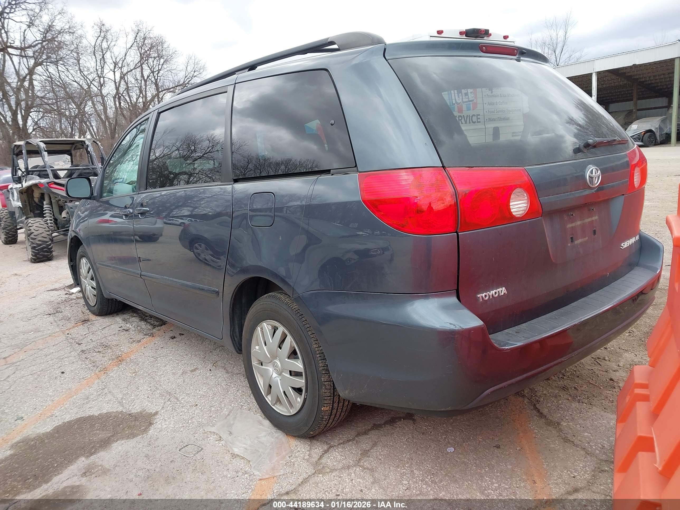 TOYOTA SIENNA image 3