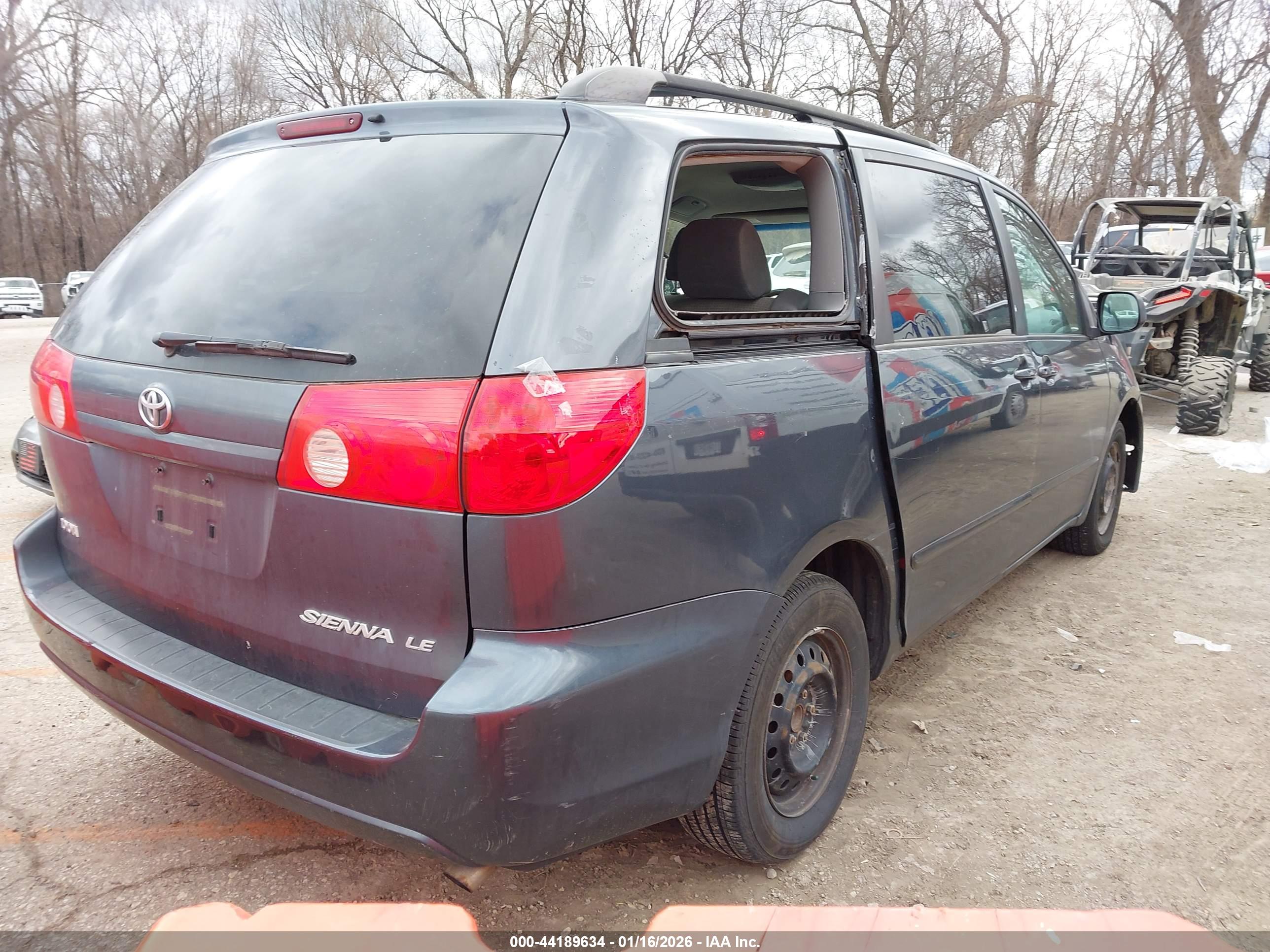TOYOTA SIENNA image 4
