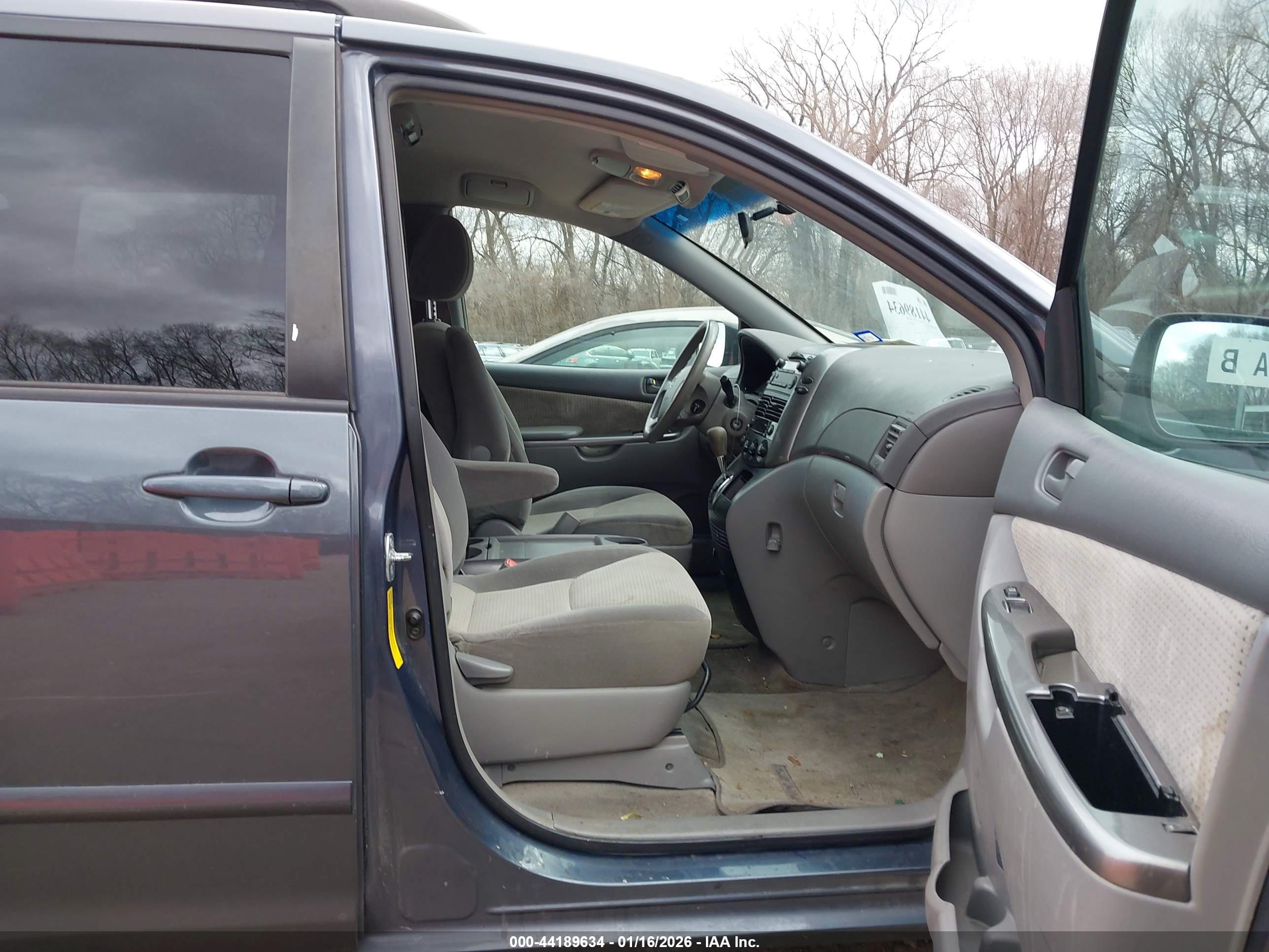 TOYOTA SIENNA image 5