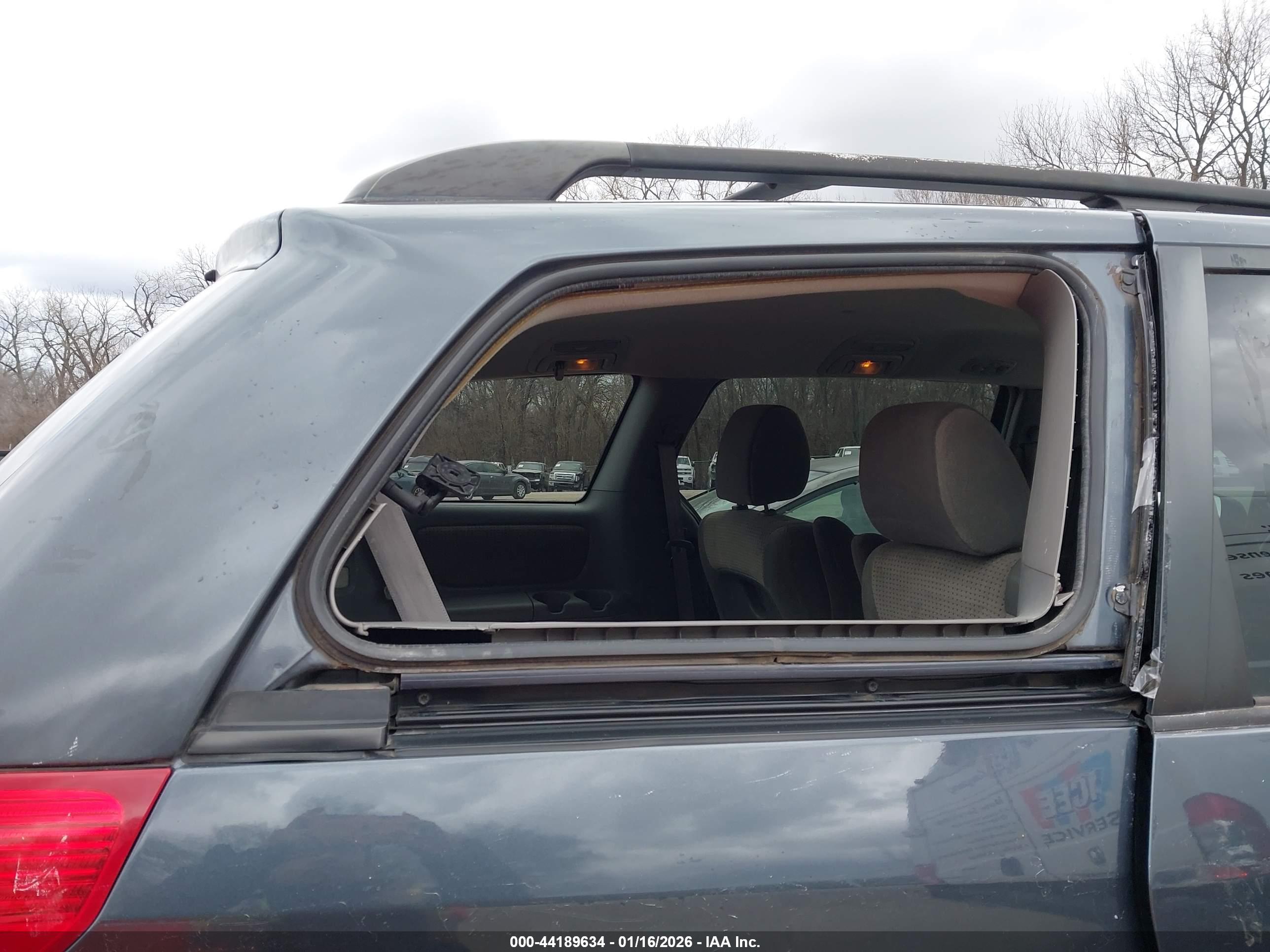 TOYOTA SIENNA image 6