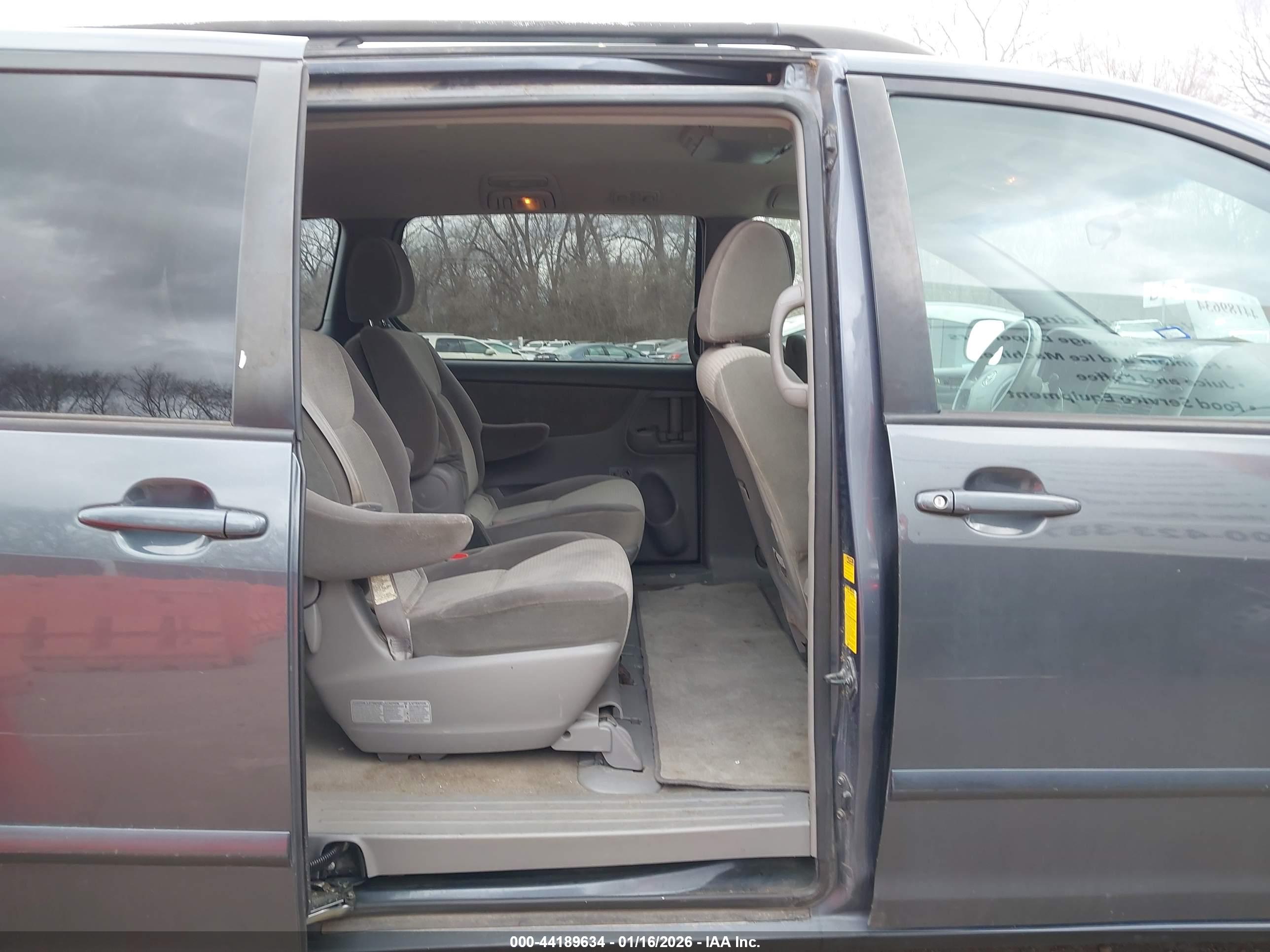 TOYOTA SIENNA image 8