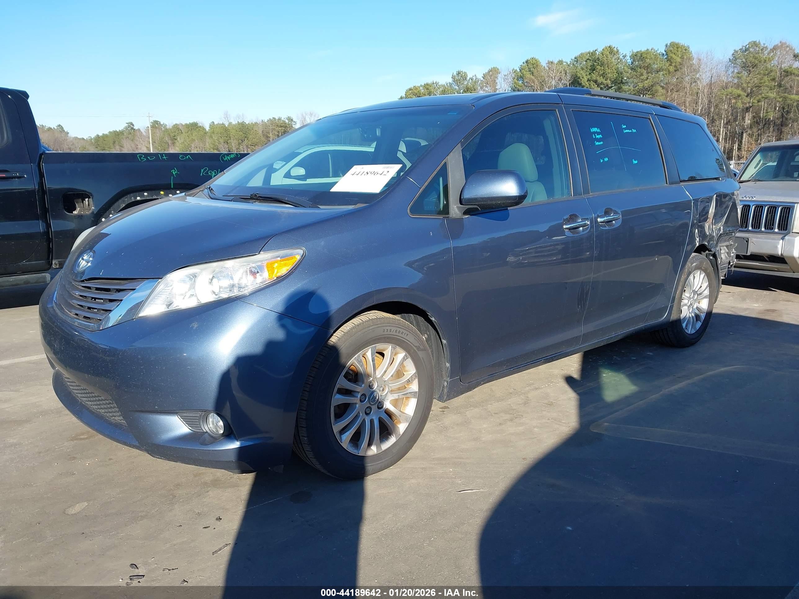 TOYOTA SIENNA image 2