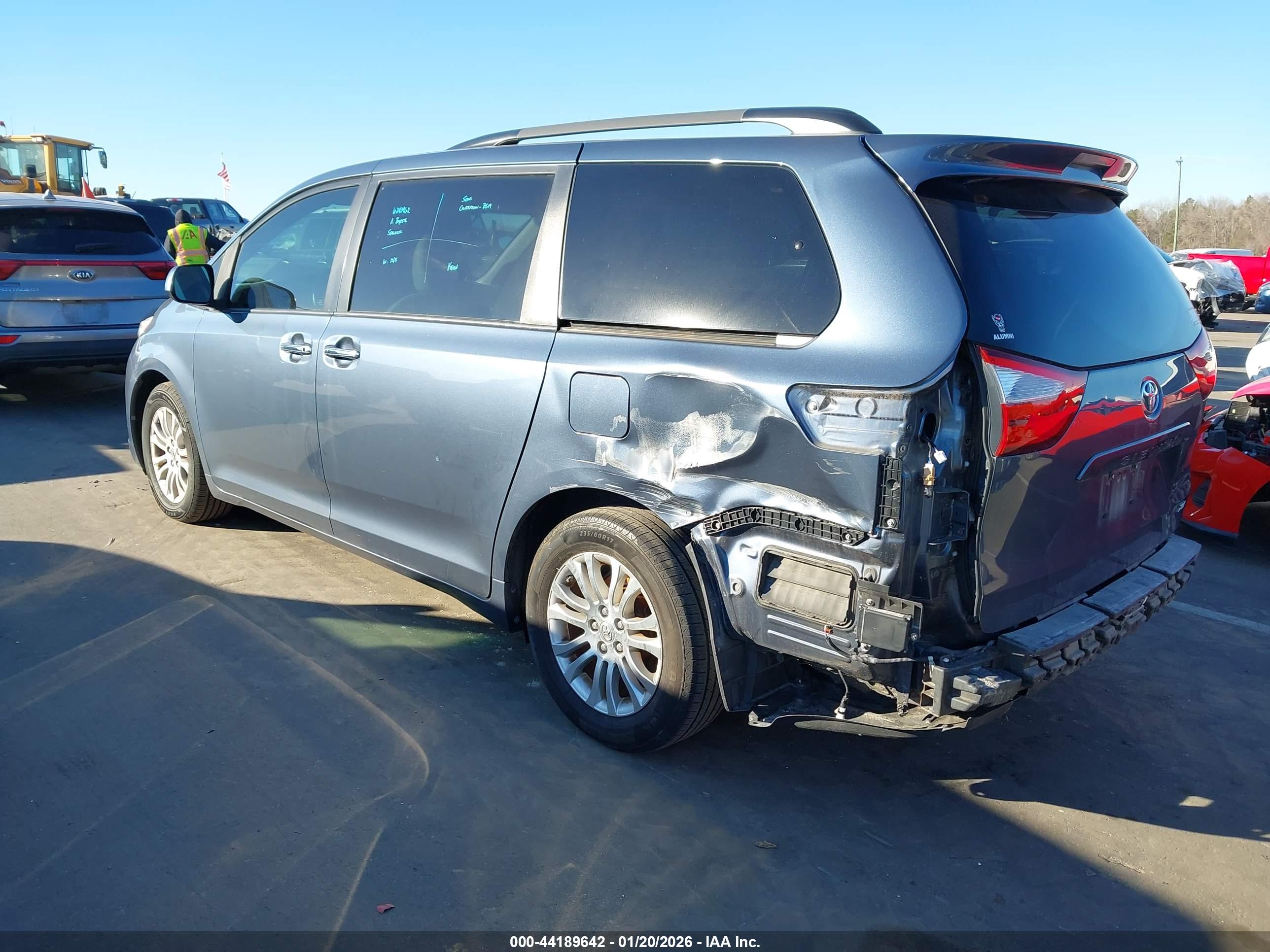 TOYOTA SIENNA image 3