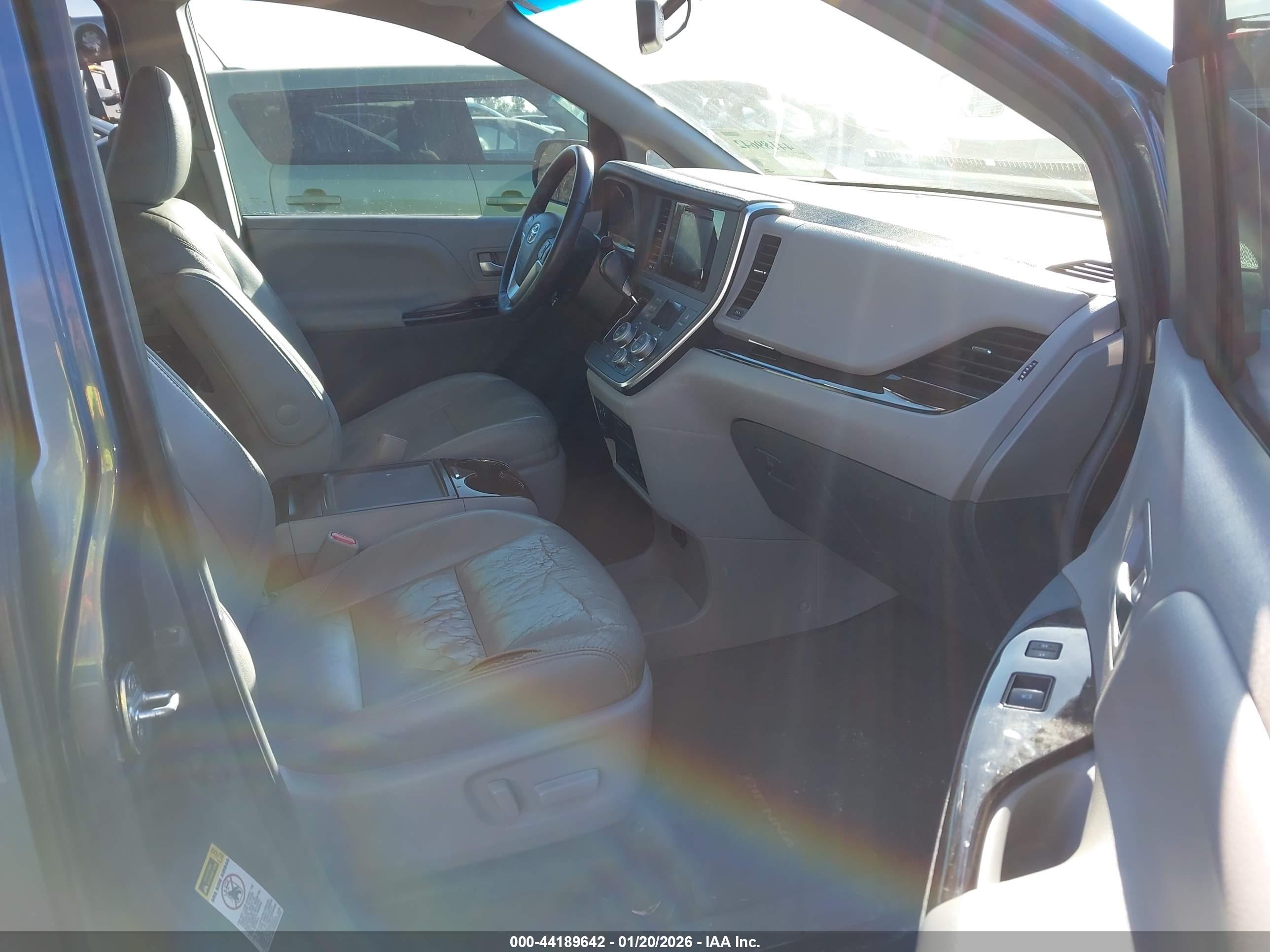 TOYOTA SIENNA image 5