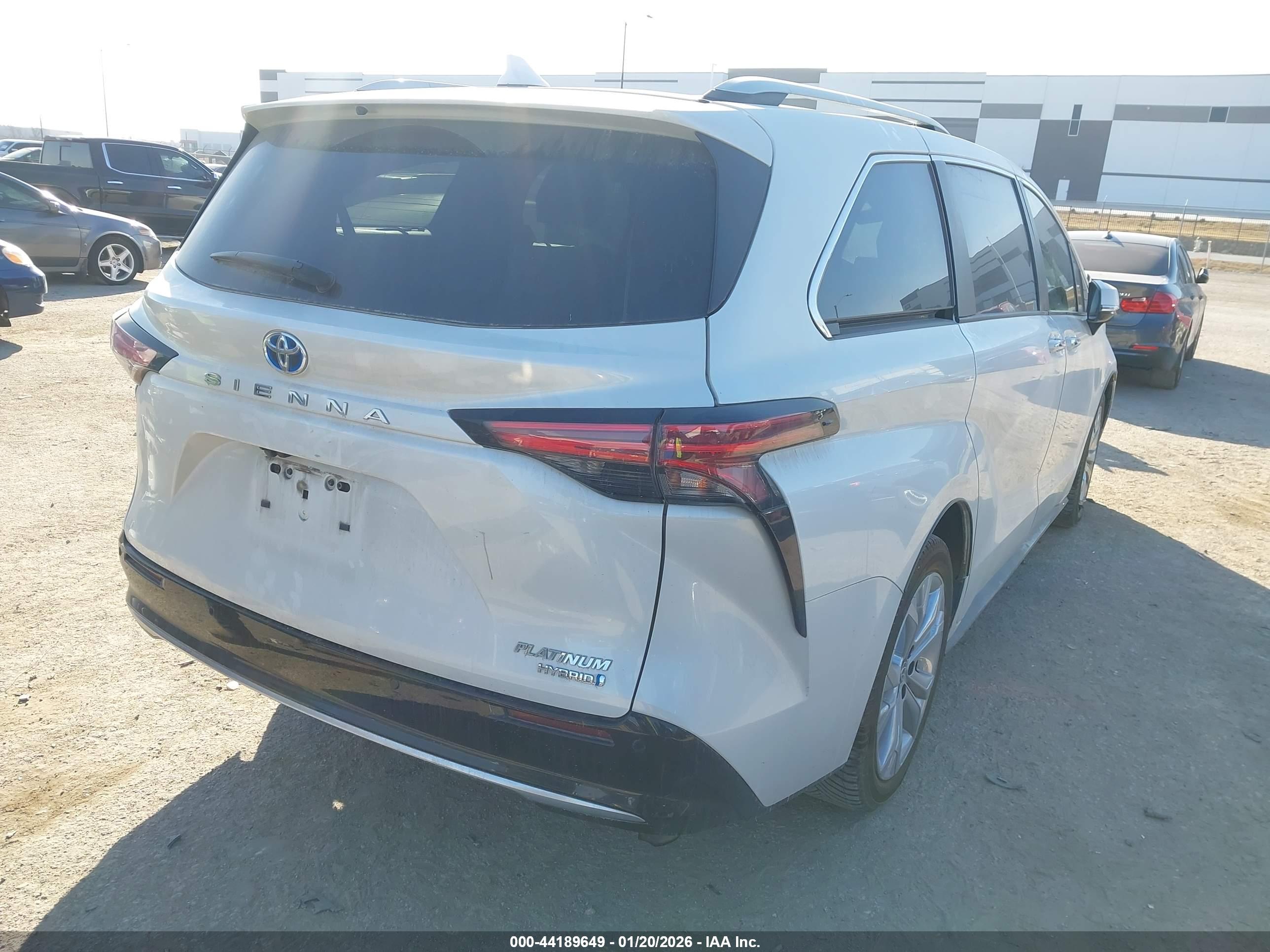 TOYOTA SIENNA image 4
