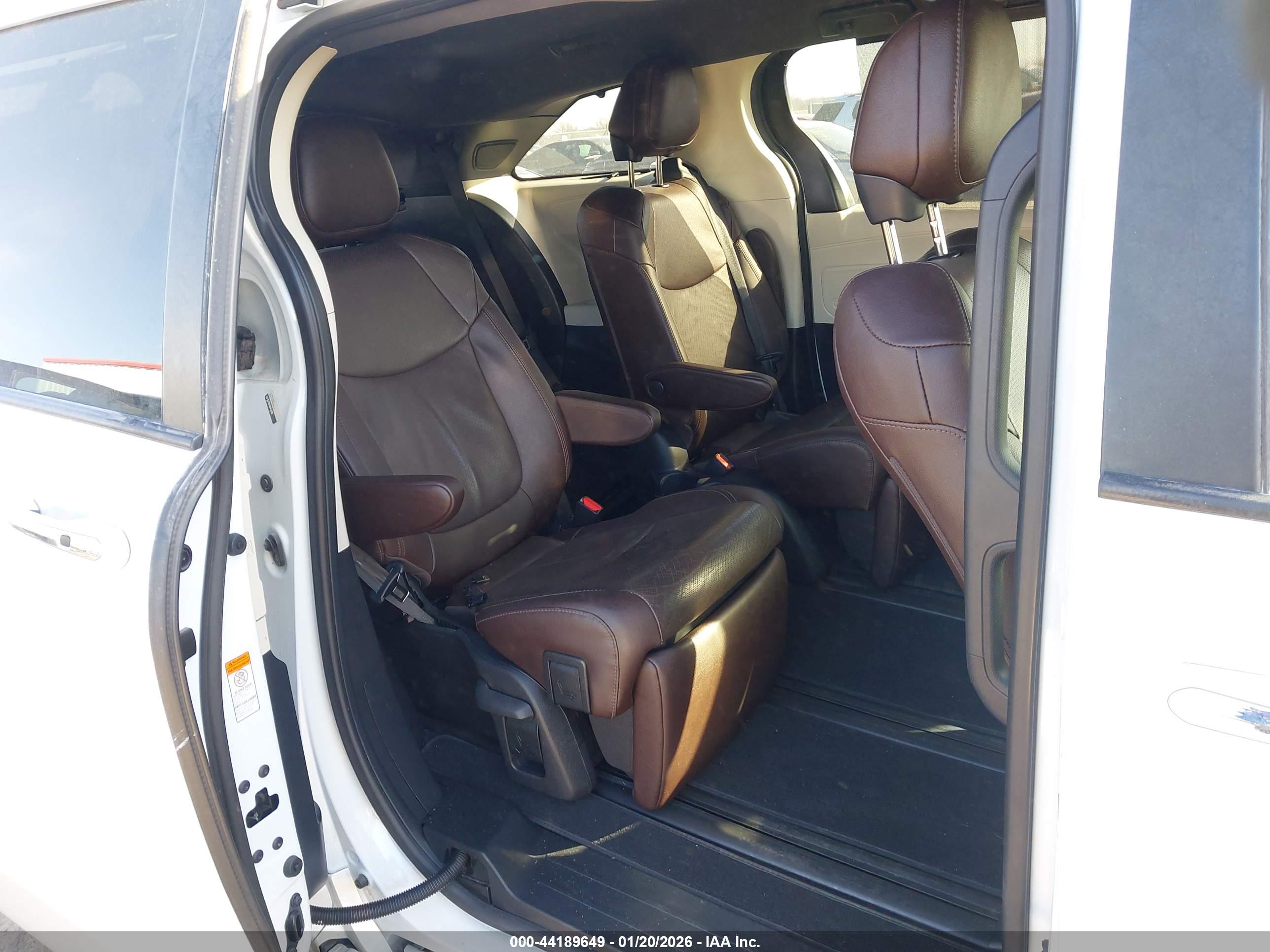 TOYOTA SIENNA image 8