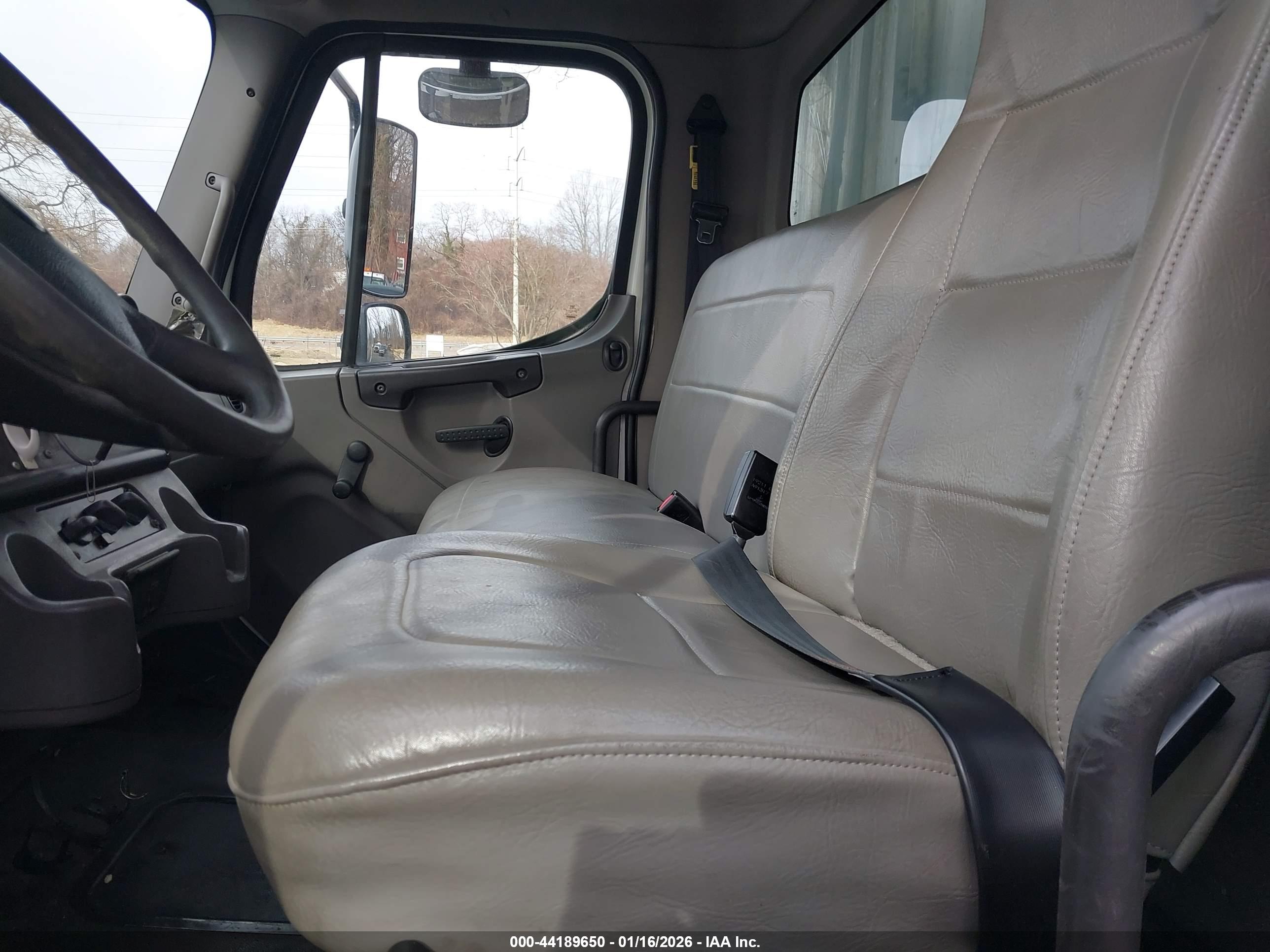 FREIGHTLINER M2 image 7