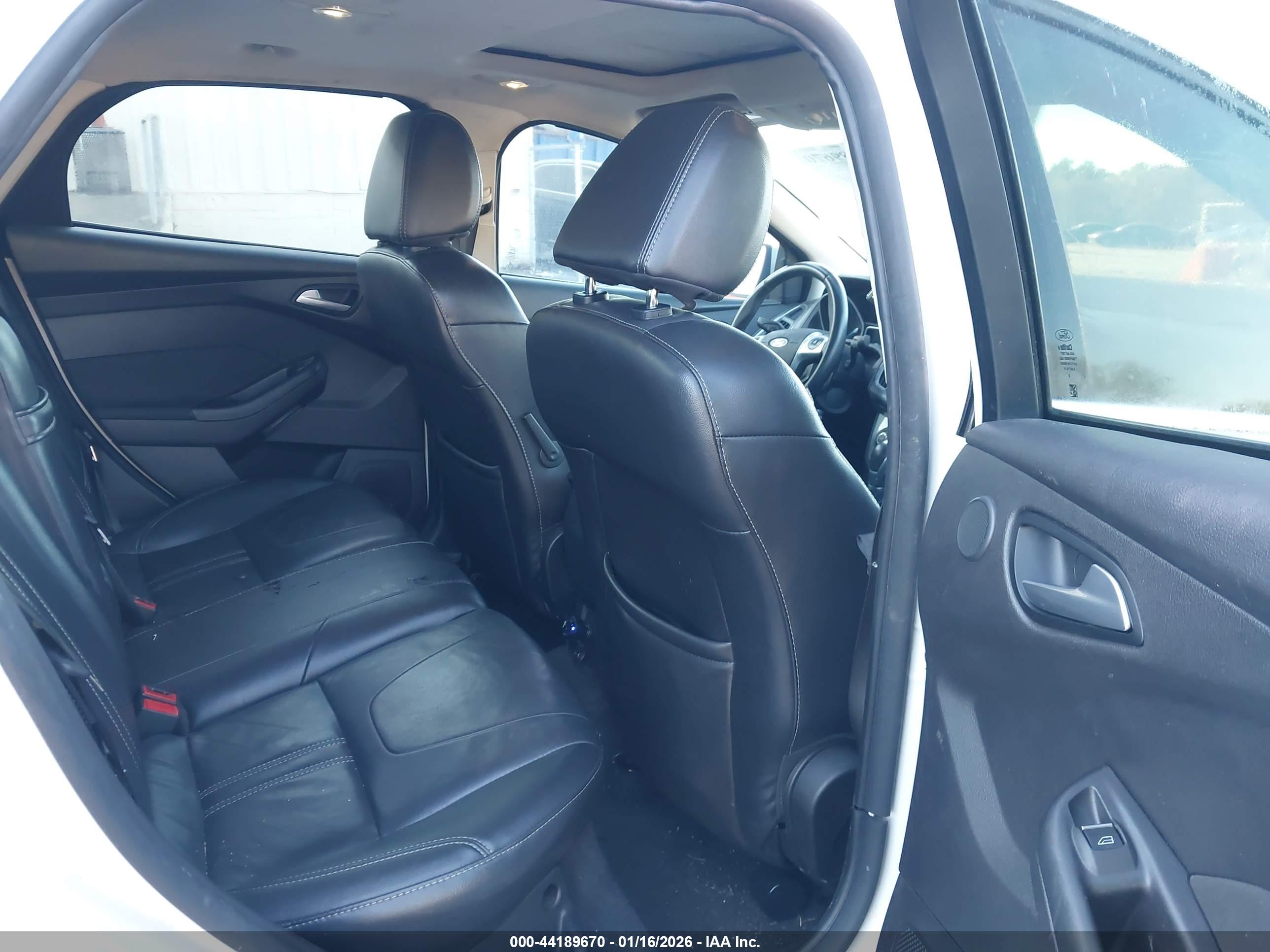 FORD FOCUS image 8