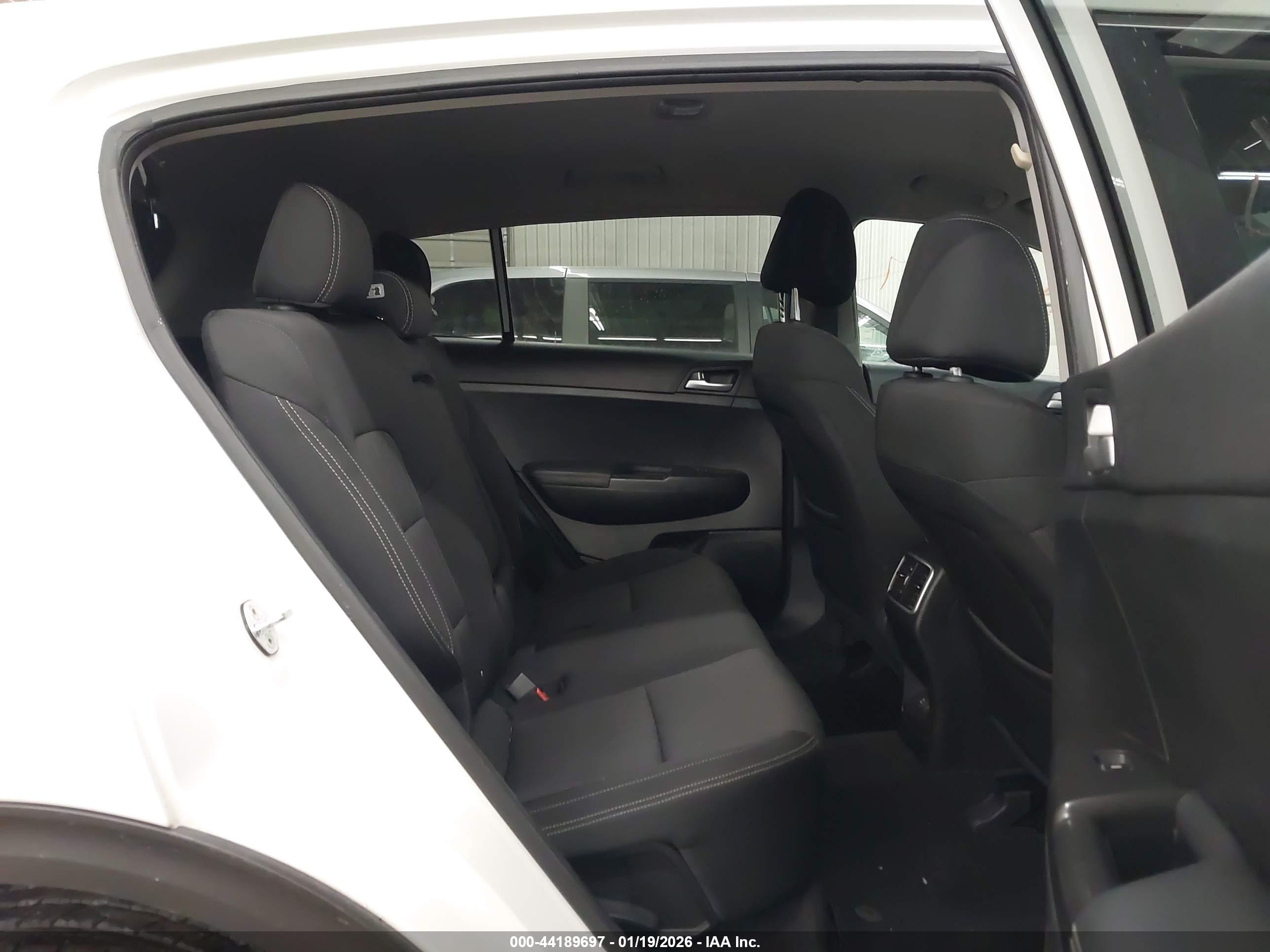 KIA SPORTAGE image 8