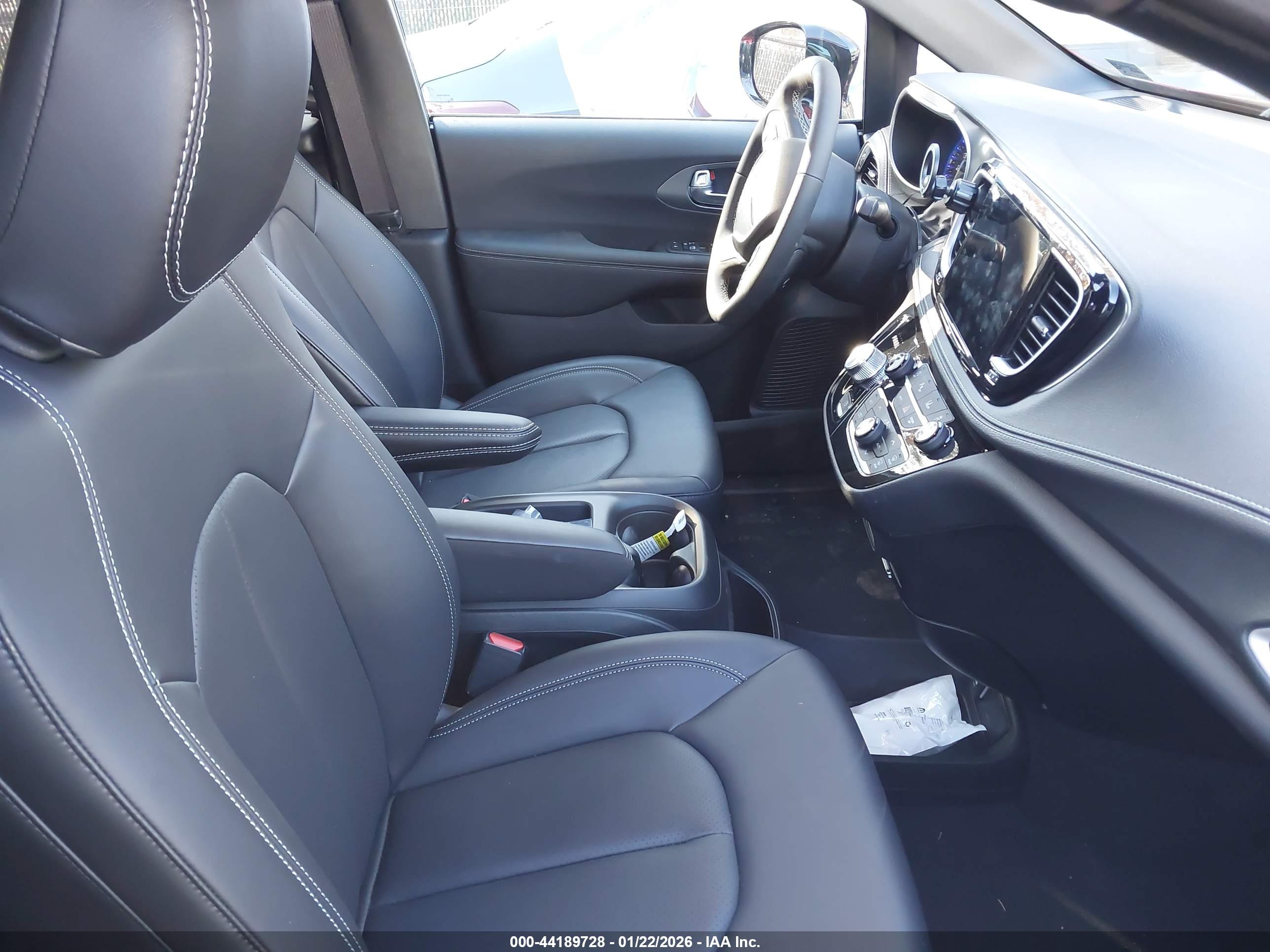 CHRYSLER PACIFICA image 5