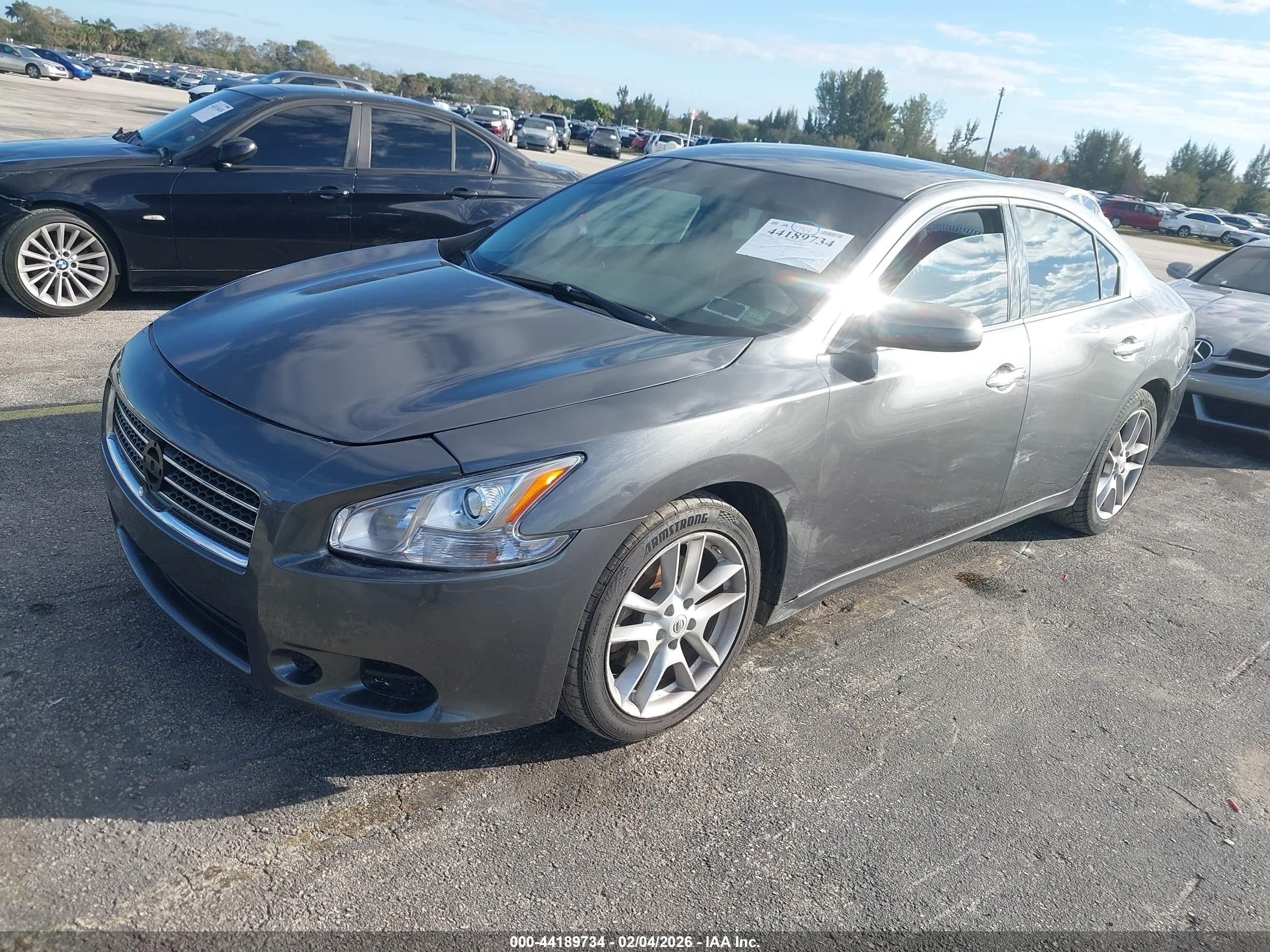 NISSAN MAXIMA image 2
