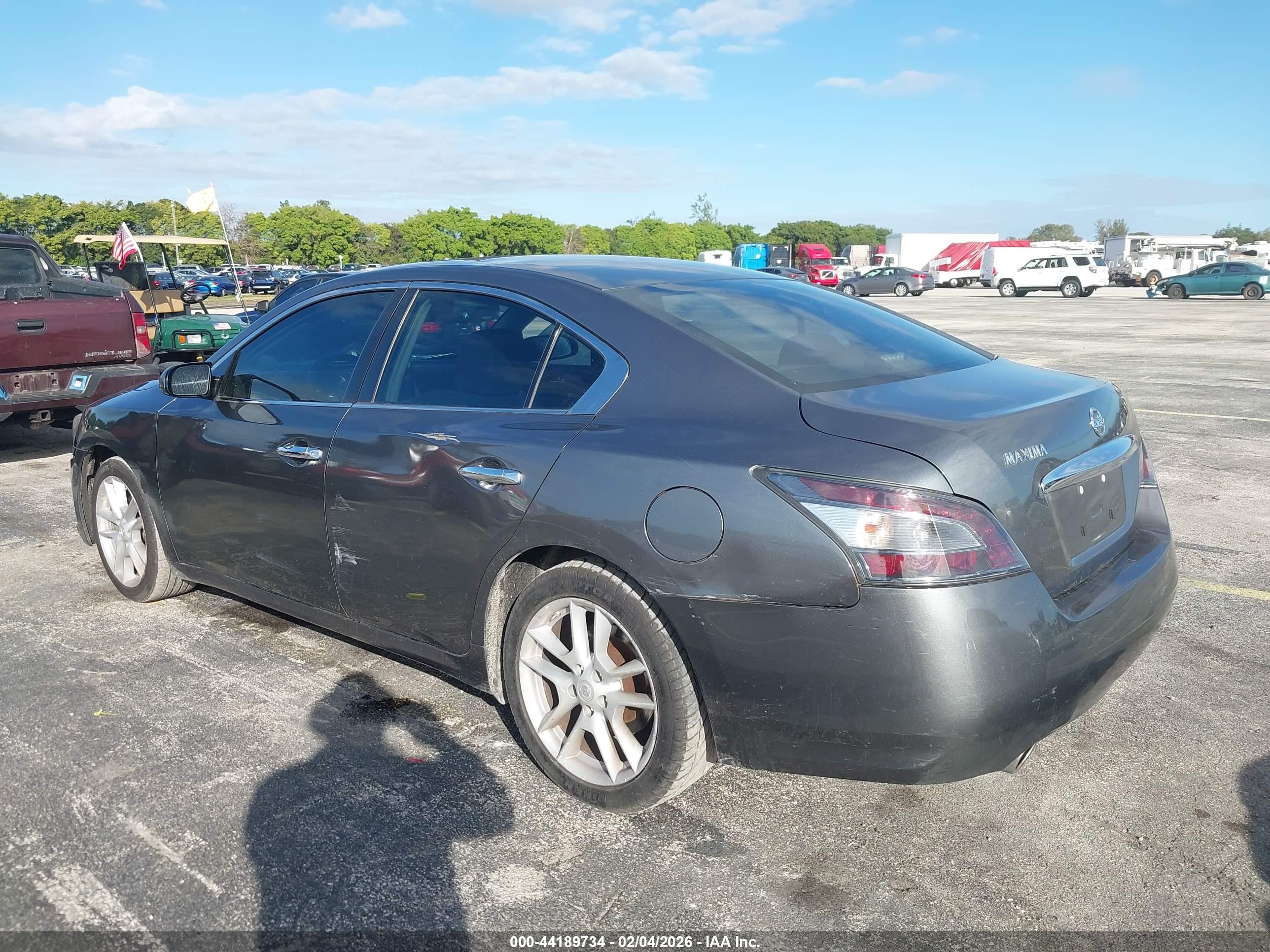 NISSAN MAXIMA image 6