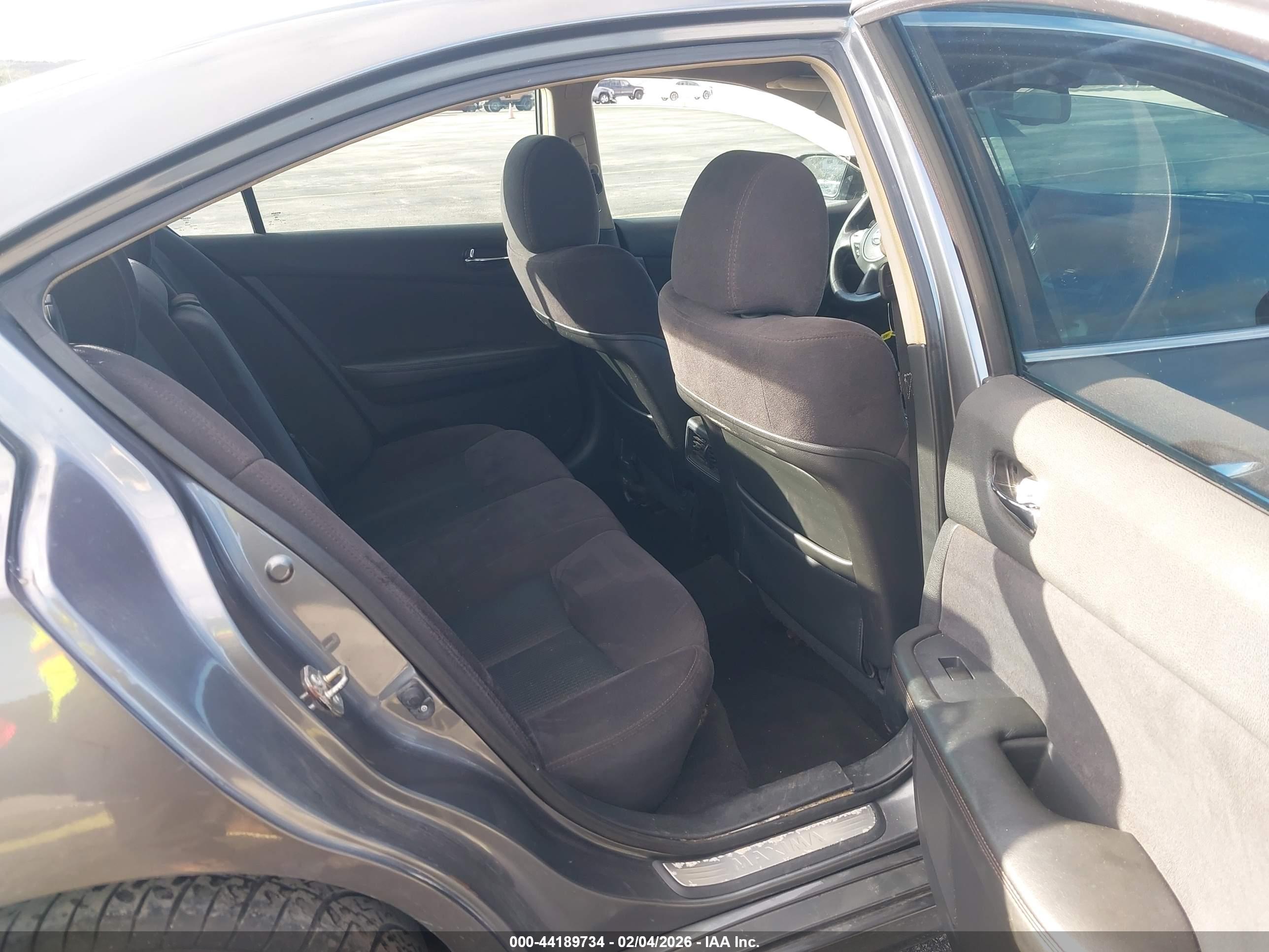 NISSAN MAXIMA image 8