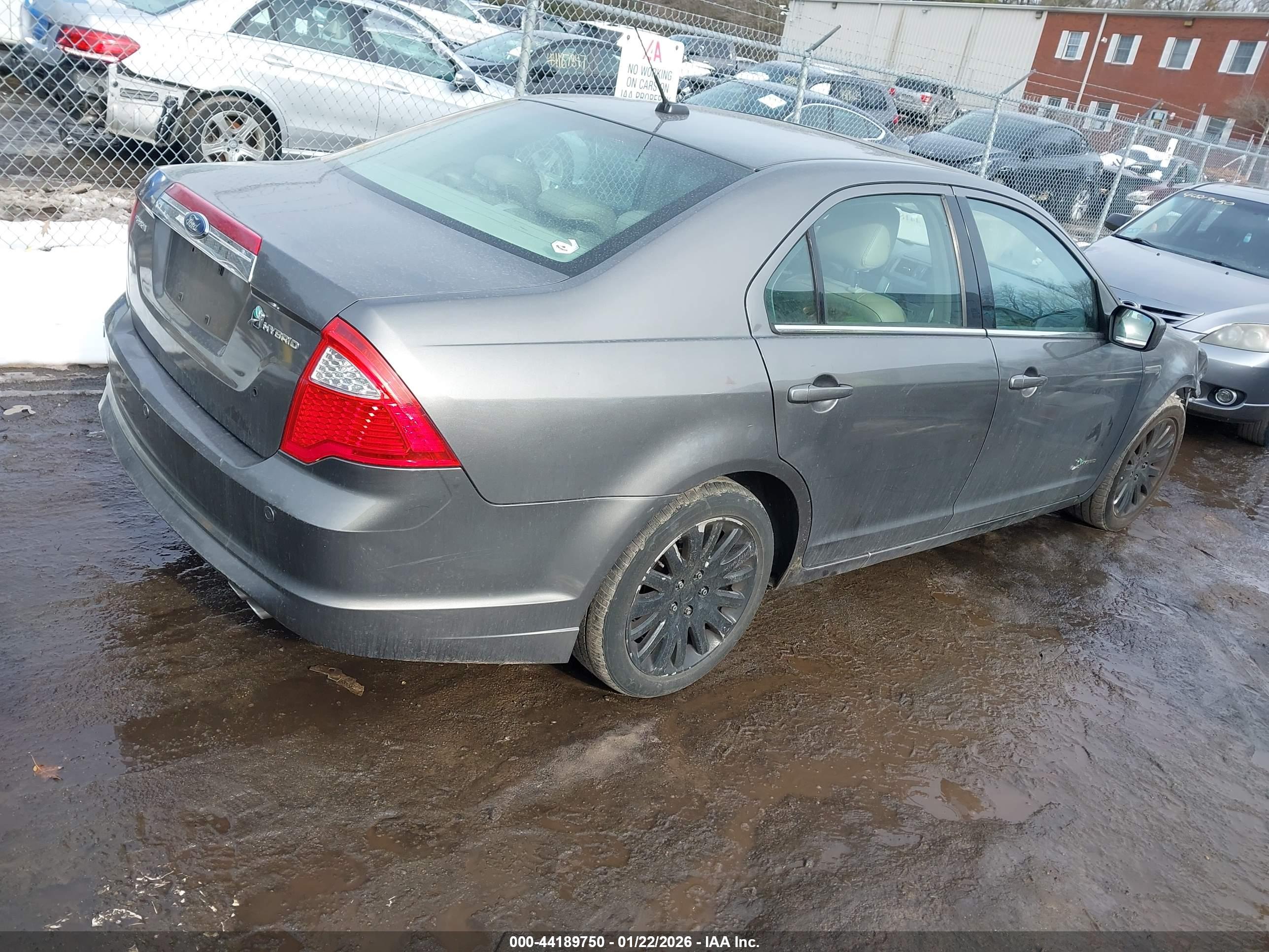 FORD FUSION image 4