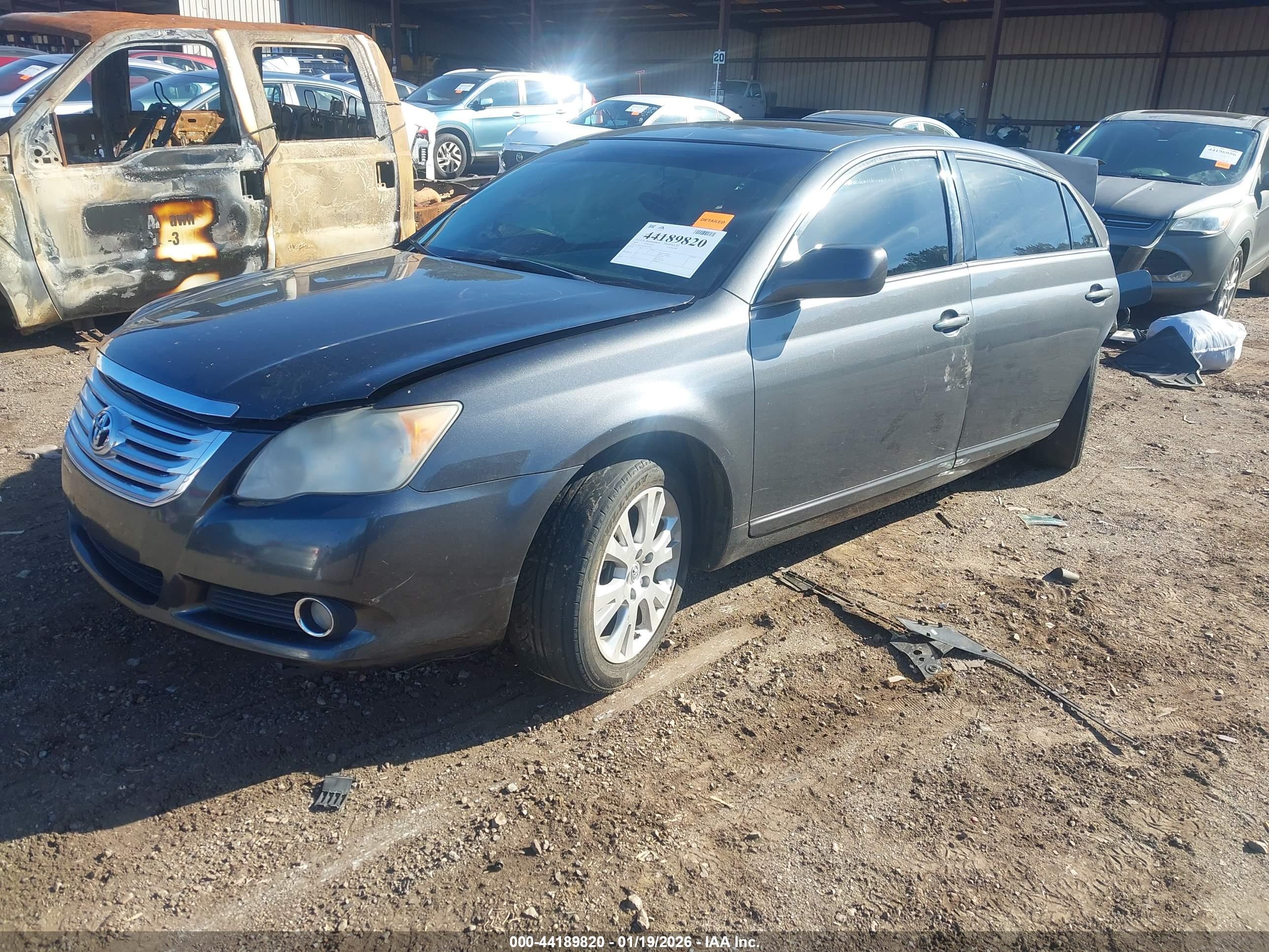 TOYOTA AVALON image 2