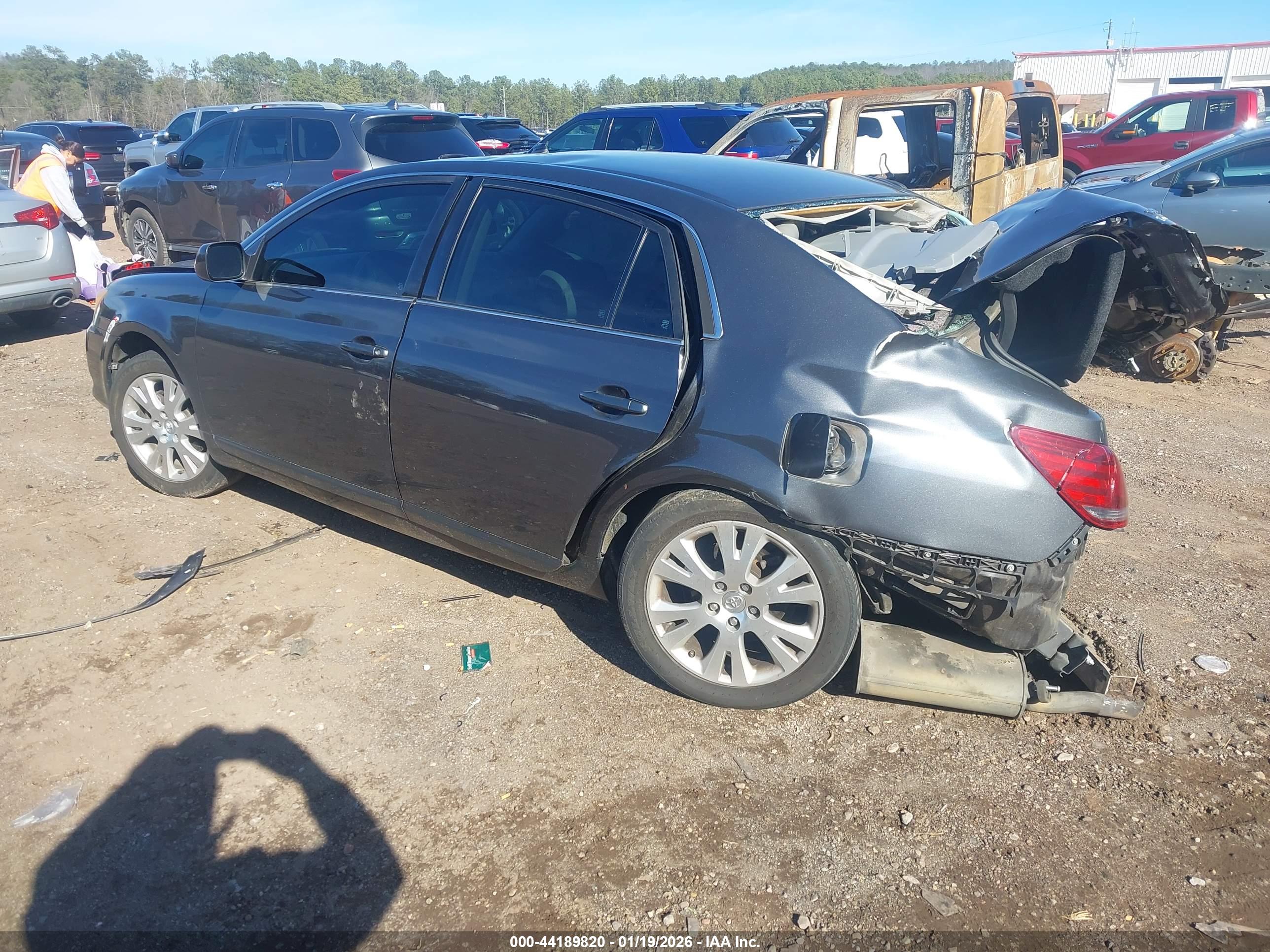 TOYOTA AVALON image 3
