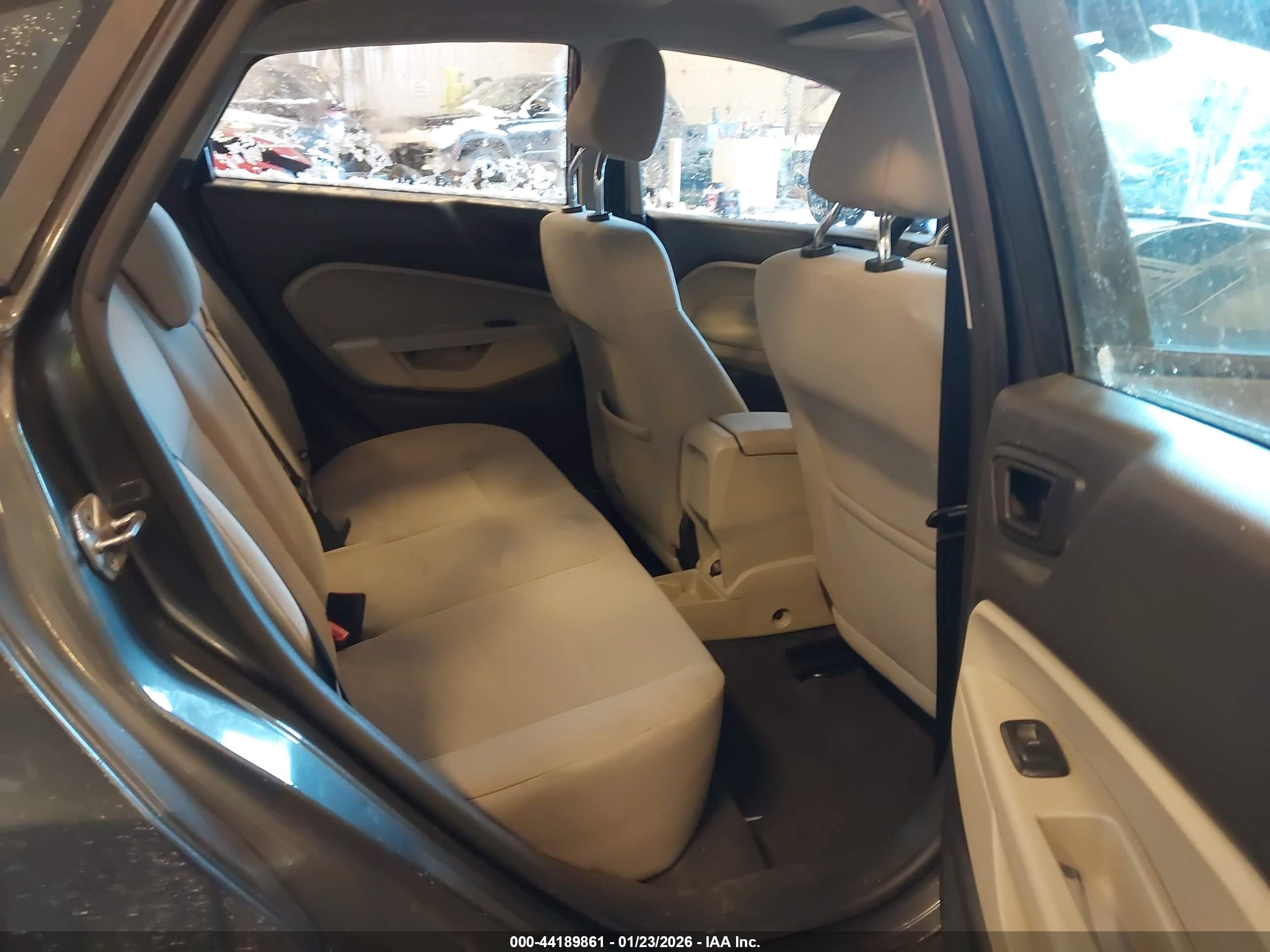 FORD FIESTA image 8