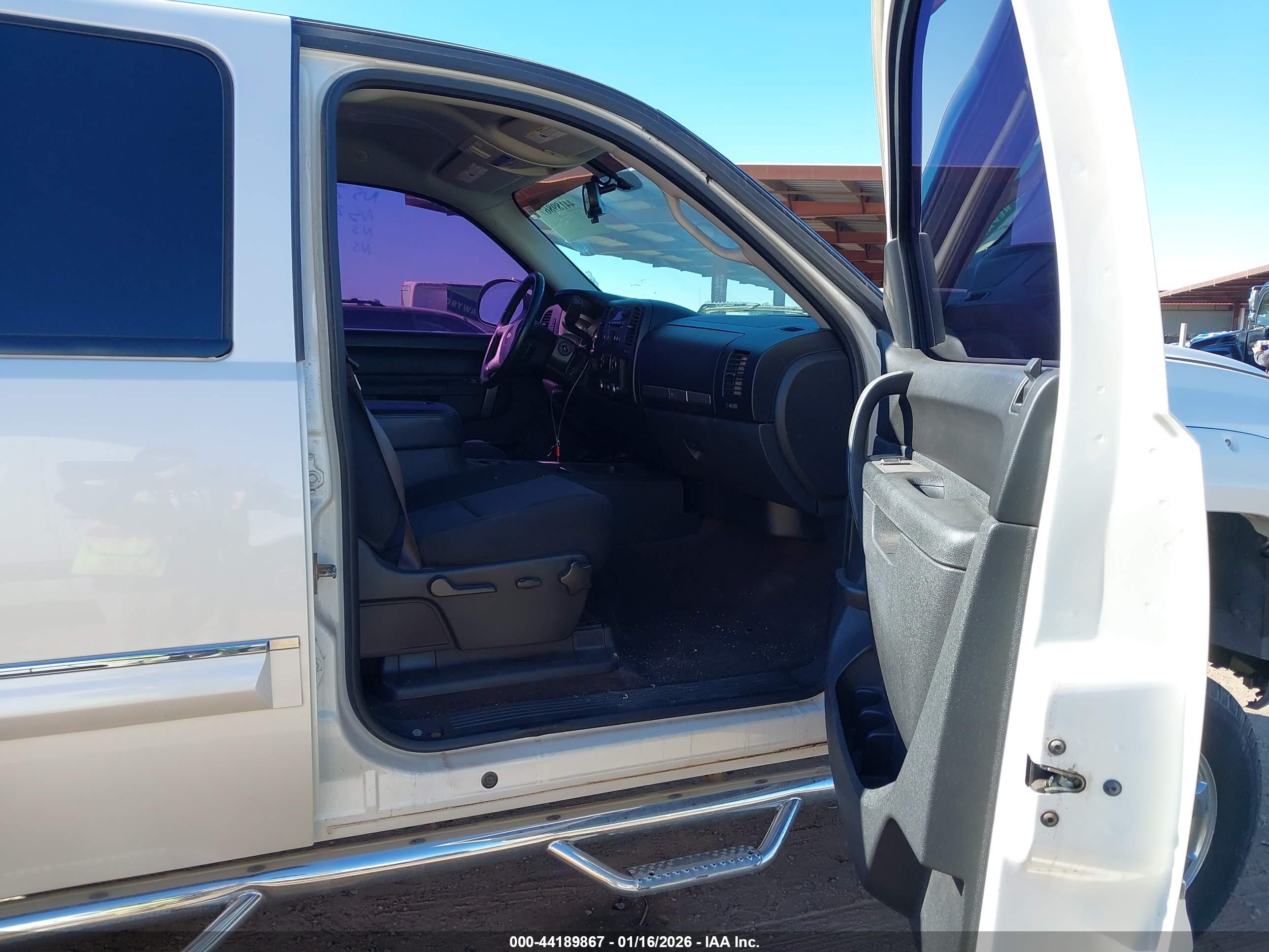 CHEVROLET SILVERADO image 5