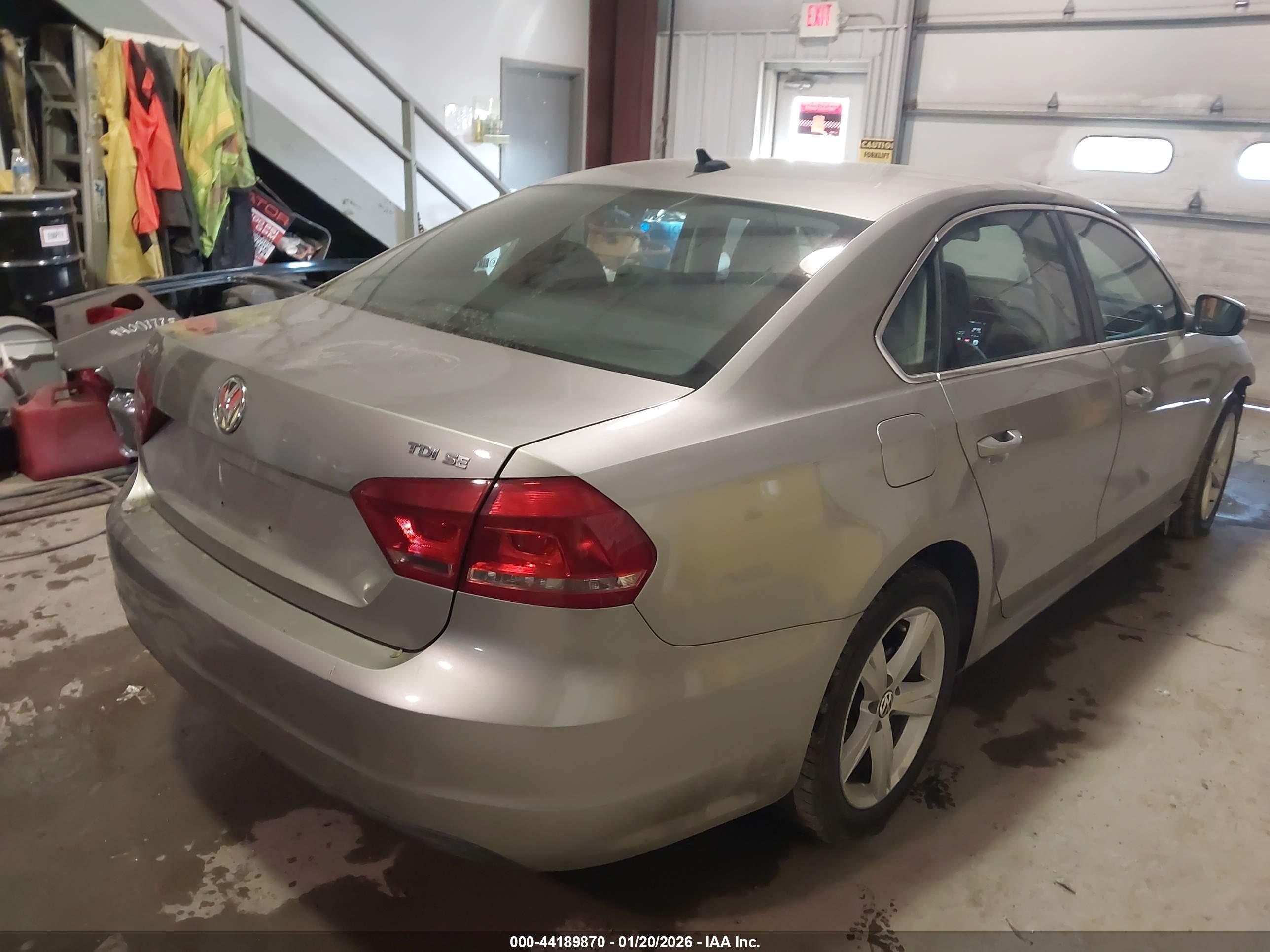 VOLKSWAGEN PASSAT image 4