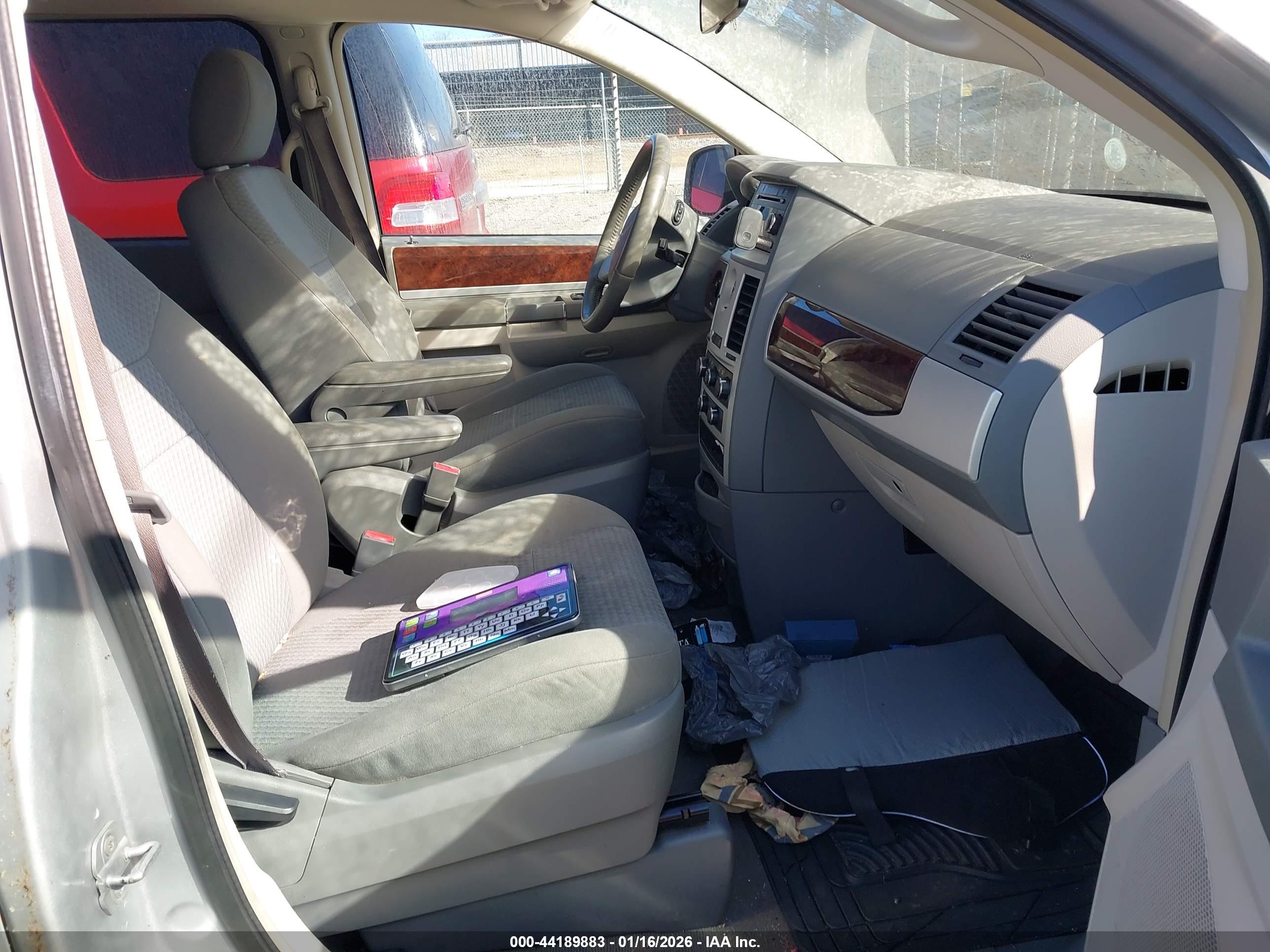 CHRYSLER TOWN image 5