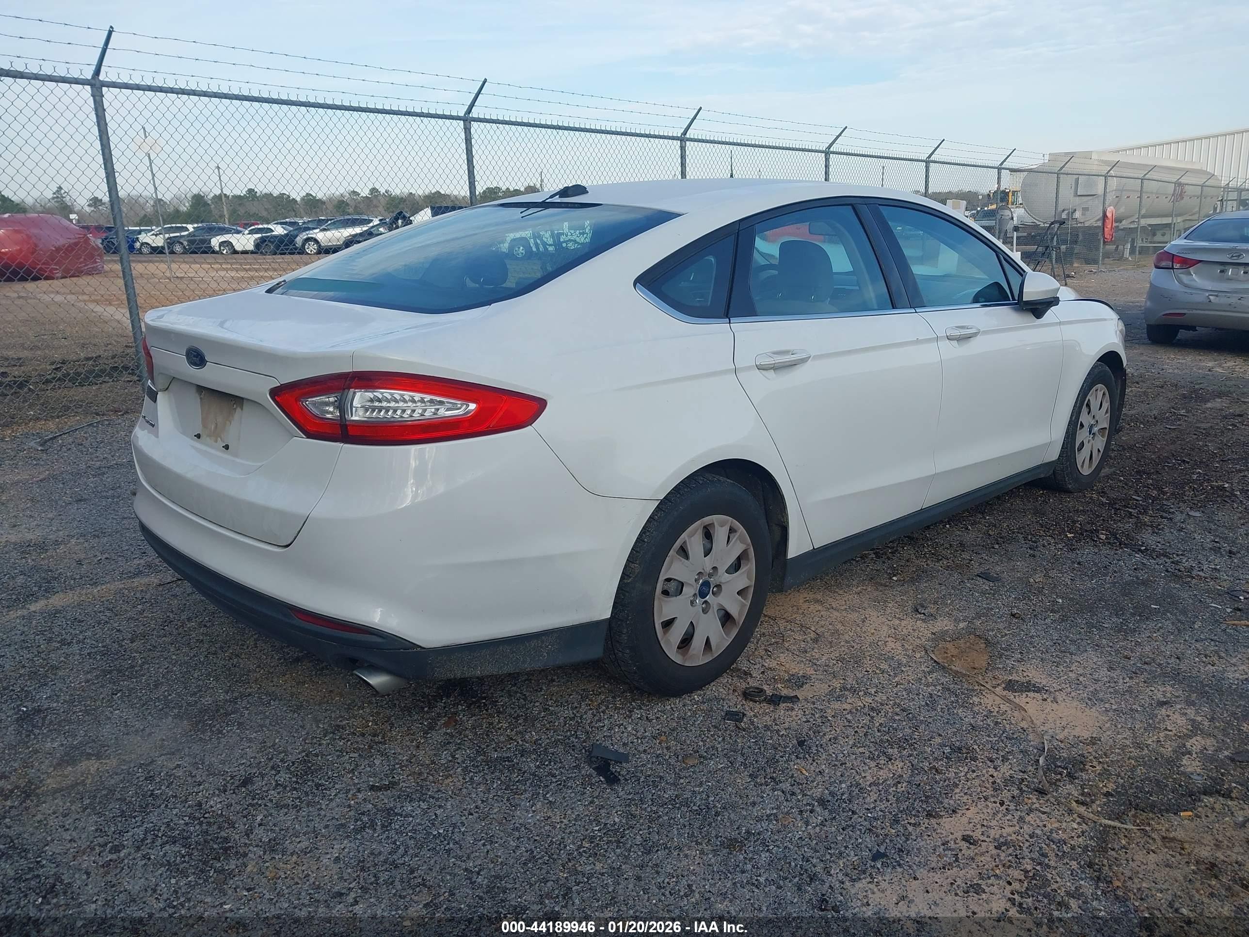 FORD FUSION image 4