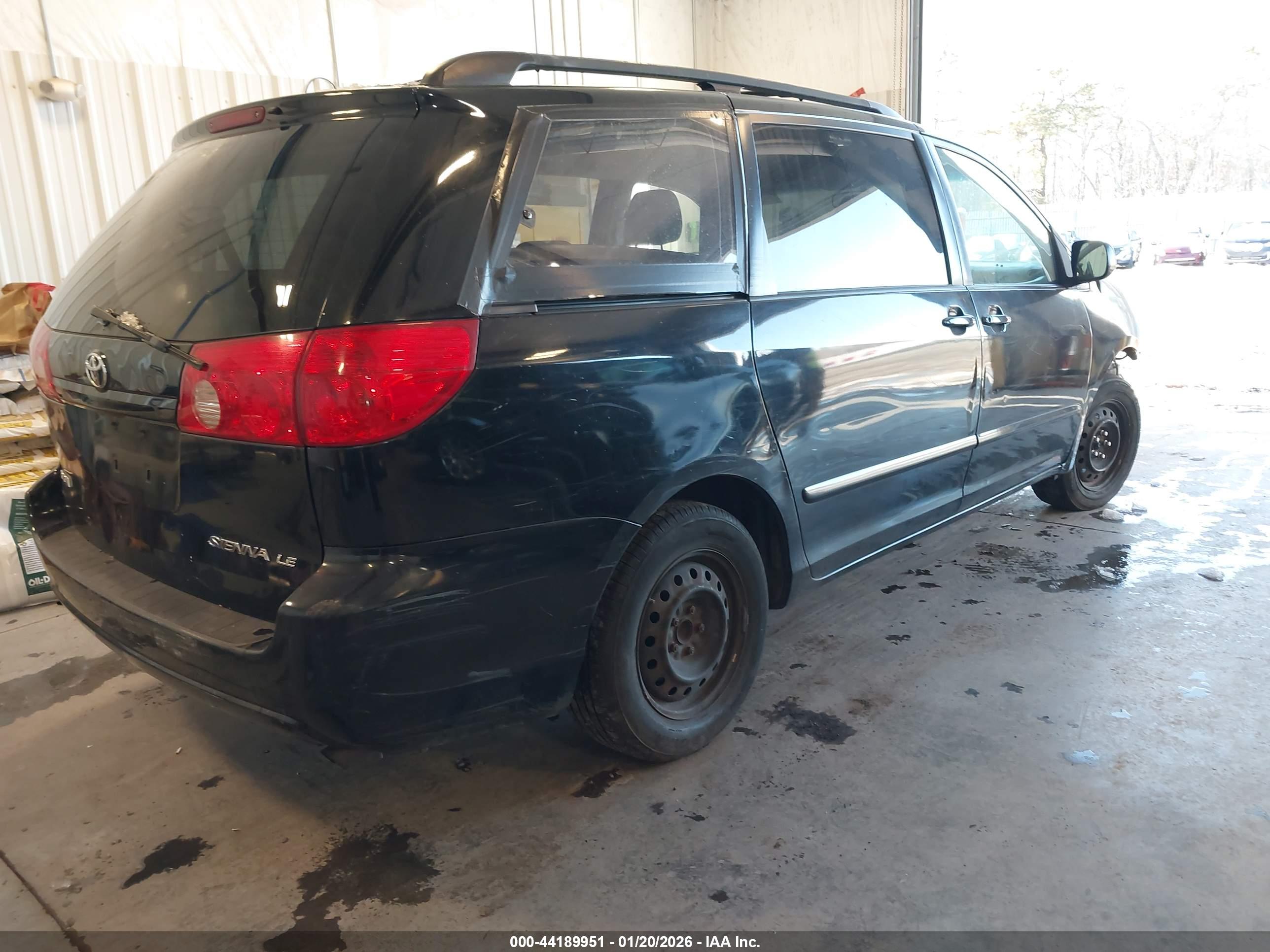 TOYOTA SIENNA image 4