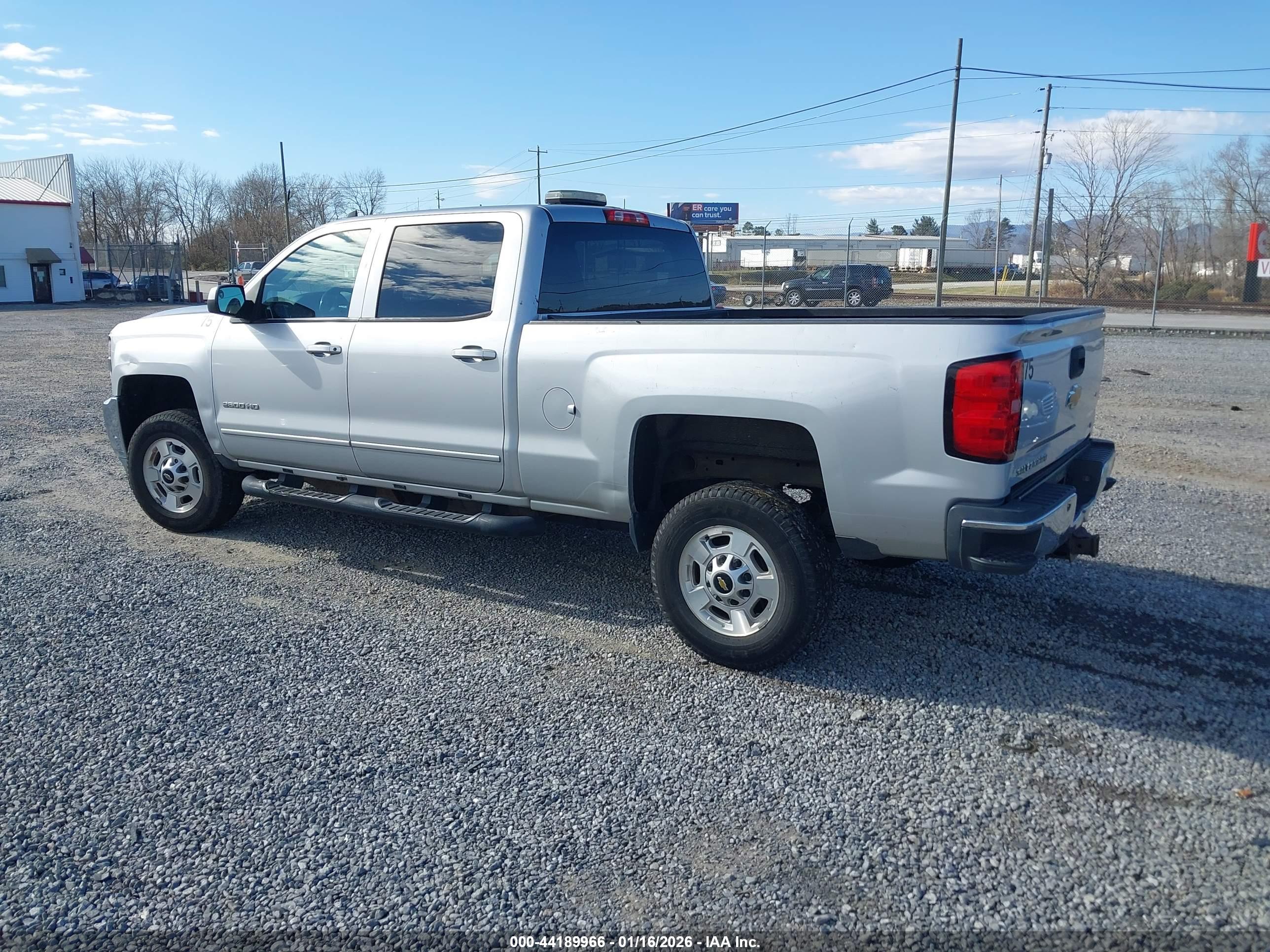 CHEVROLET SILVERADO image 3