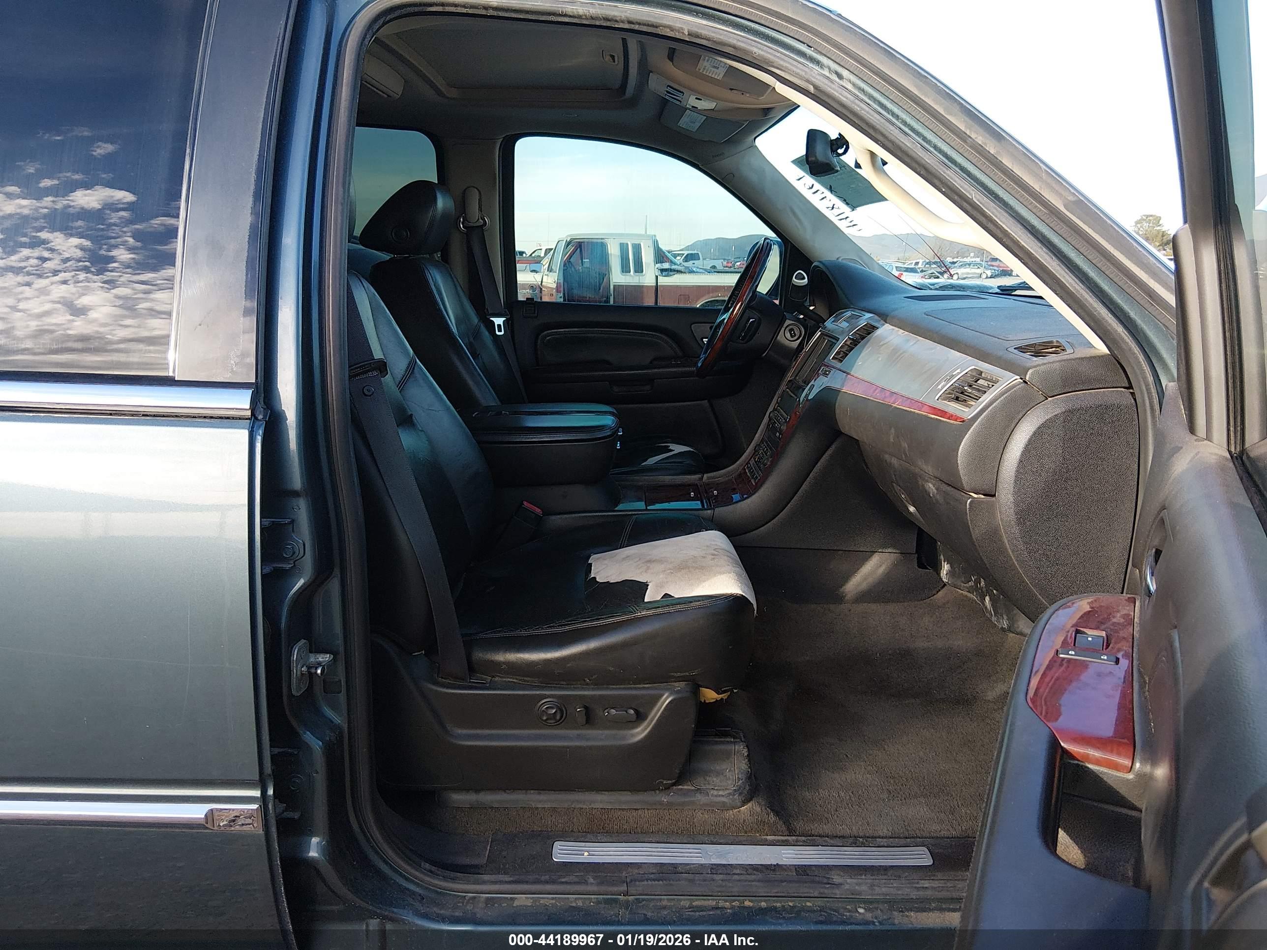 CADILLAC ESCALADE image 5