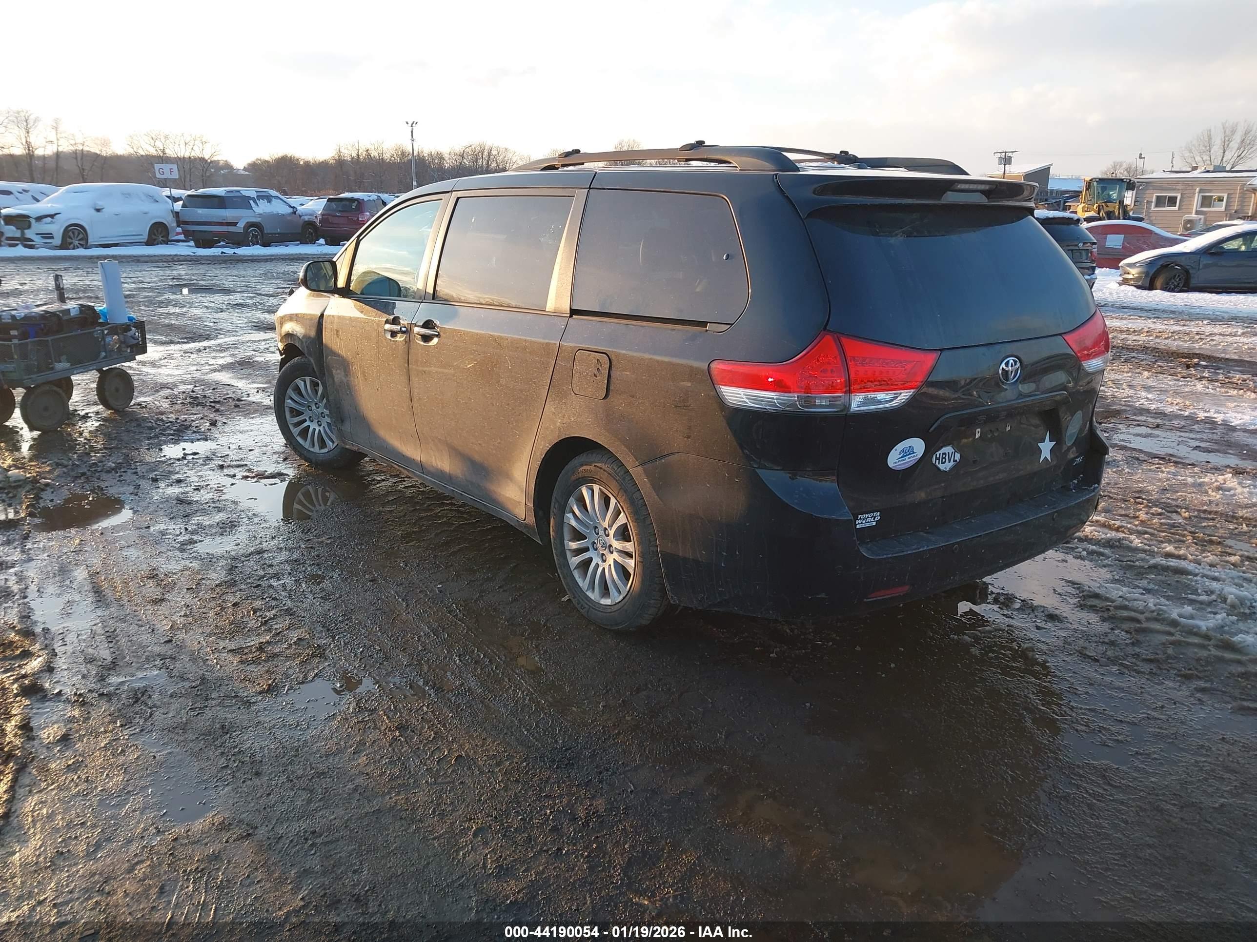 TOYOTA SIENNA image 3