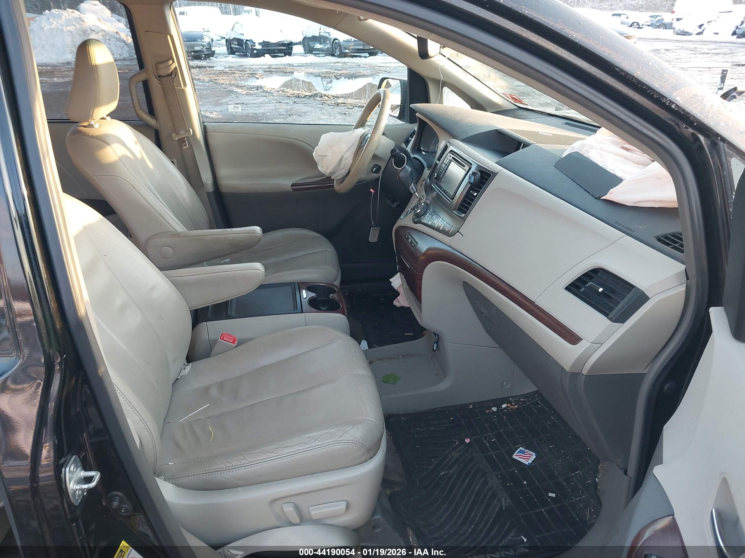 TOYOTA SIENNA image 5