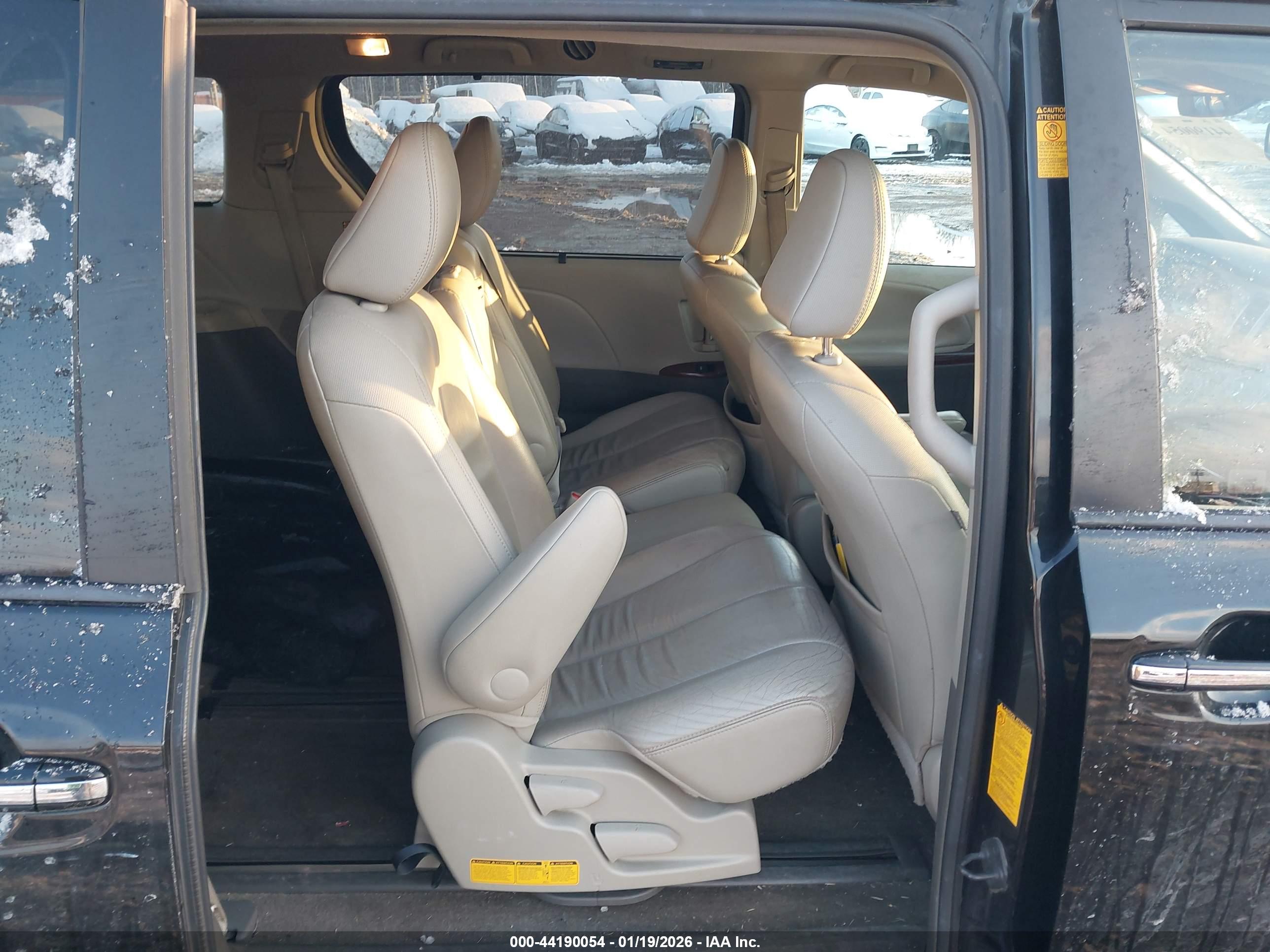 TOYOTA SIENNA image 8