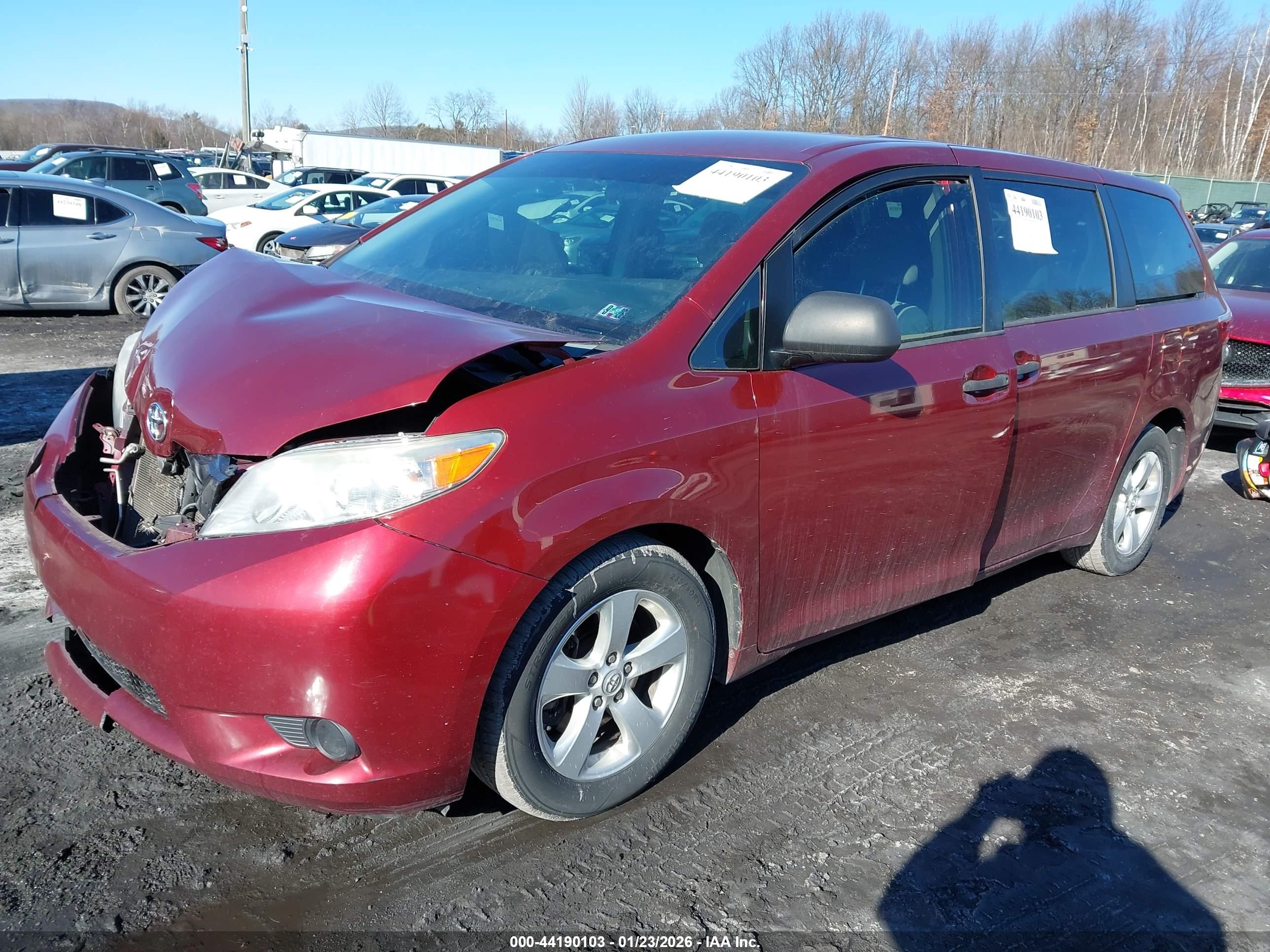 TOYOTA SIENNA image 2