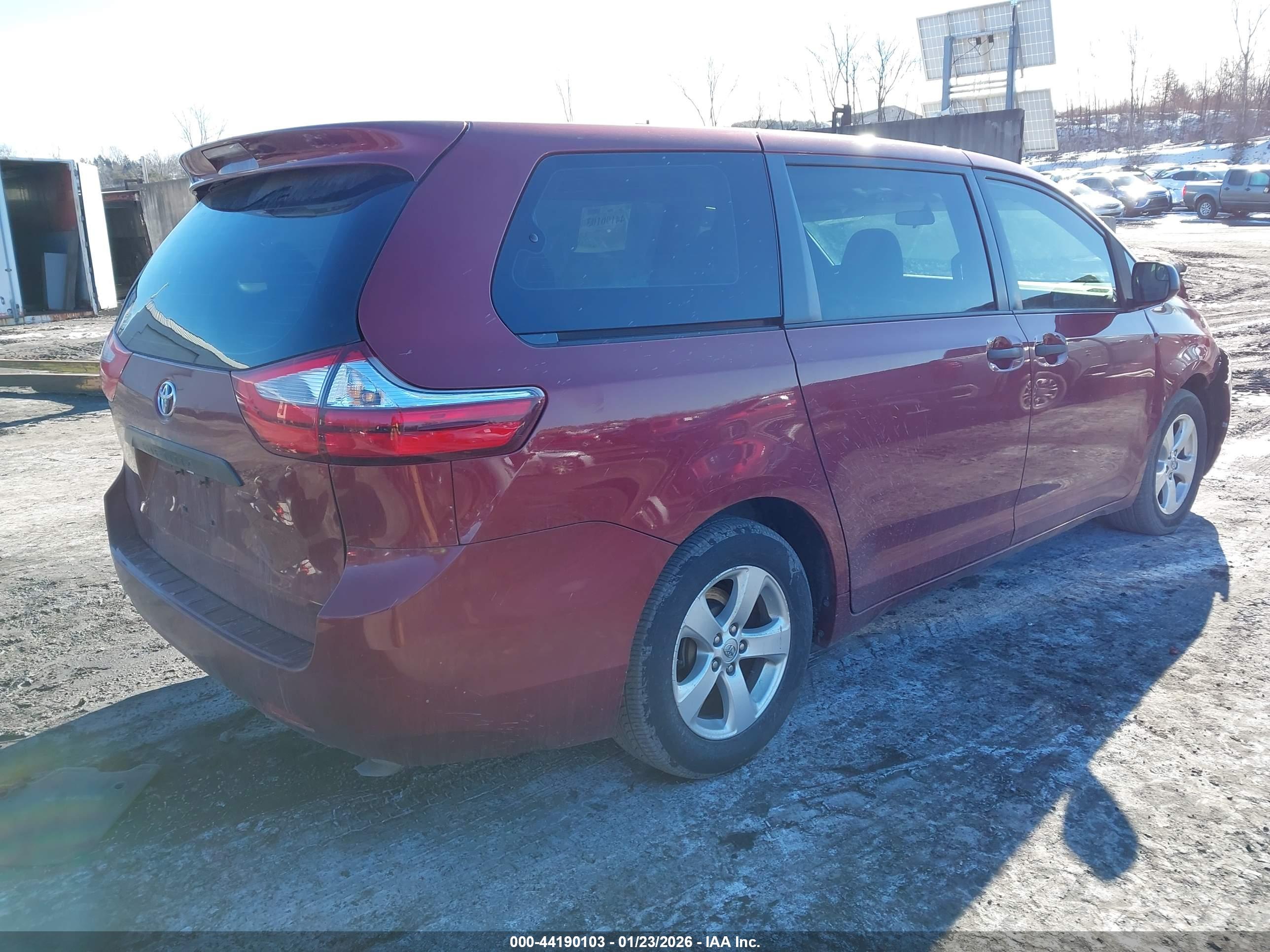 TOYOTA SIENNA image 4