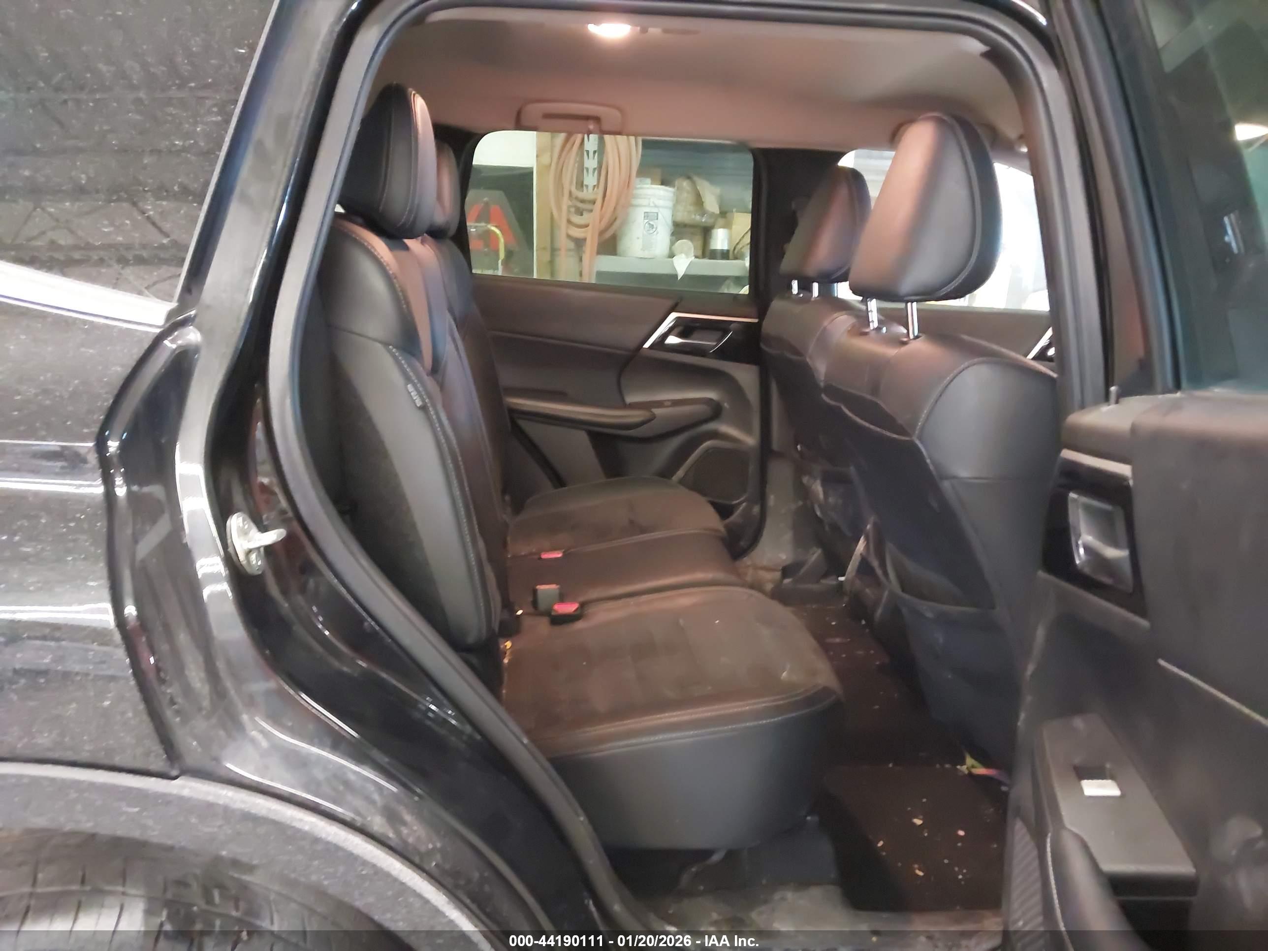 MITSUBISHI OUTLANDER image 8