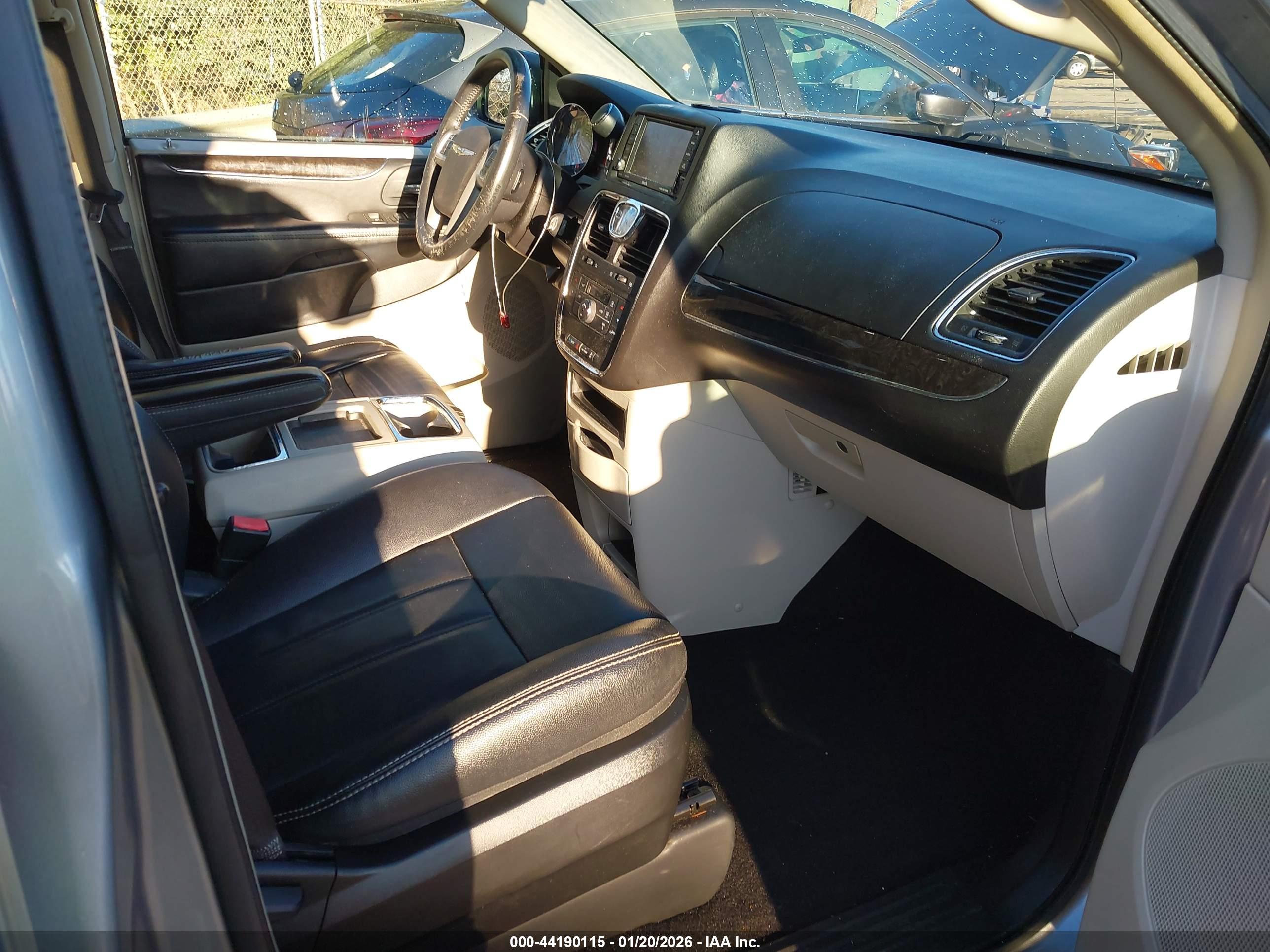 CHRYSLER TOWN image 5