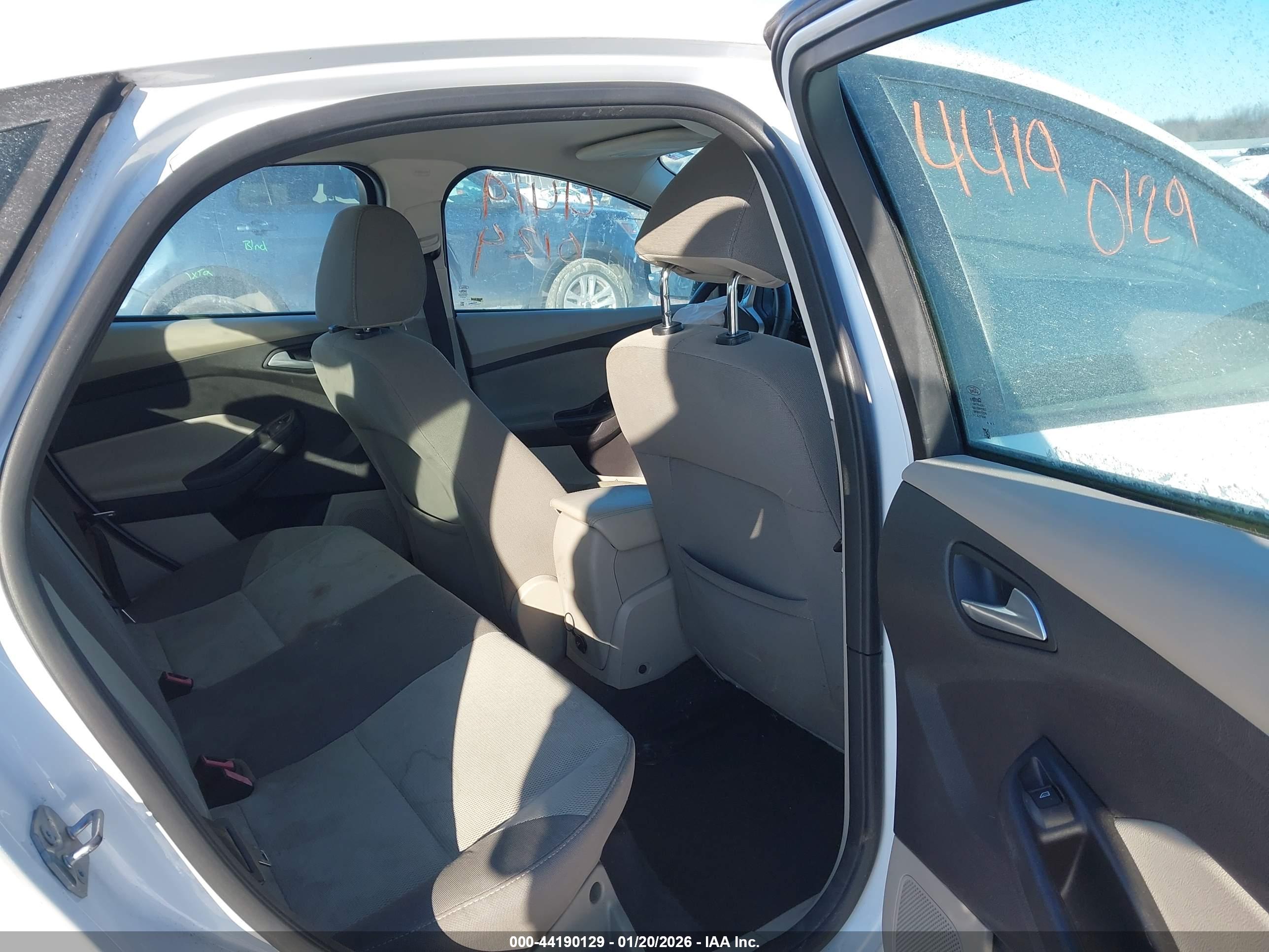 FORD FOCUS image 8