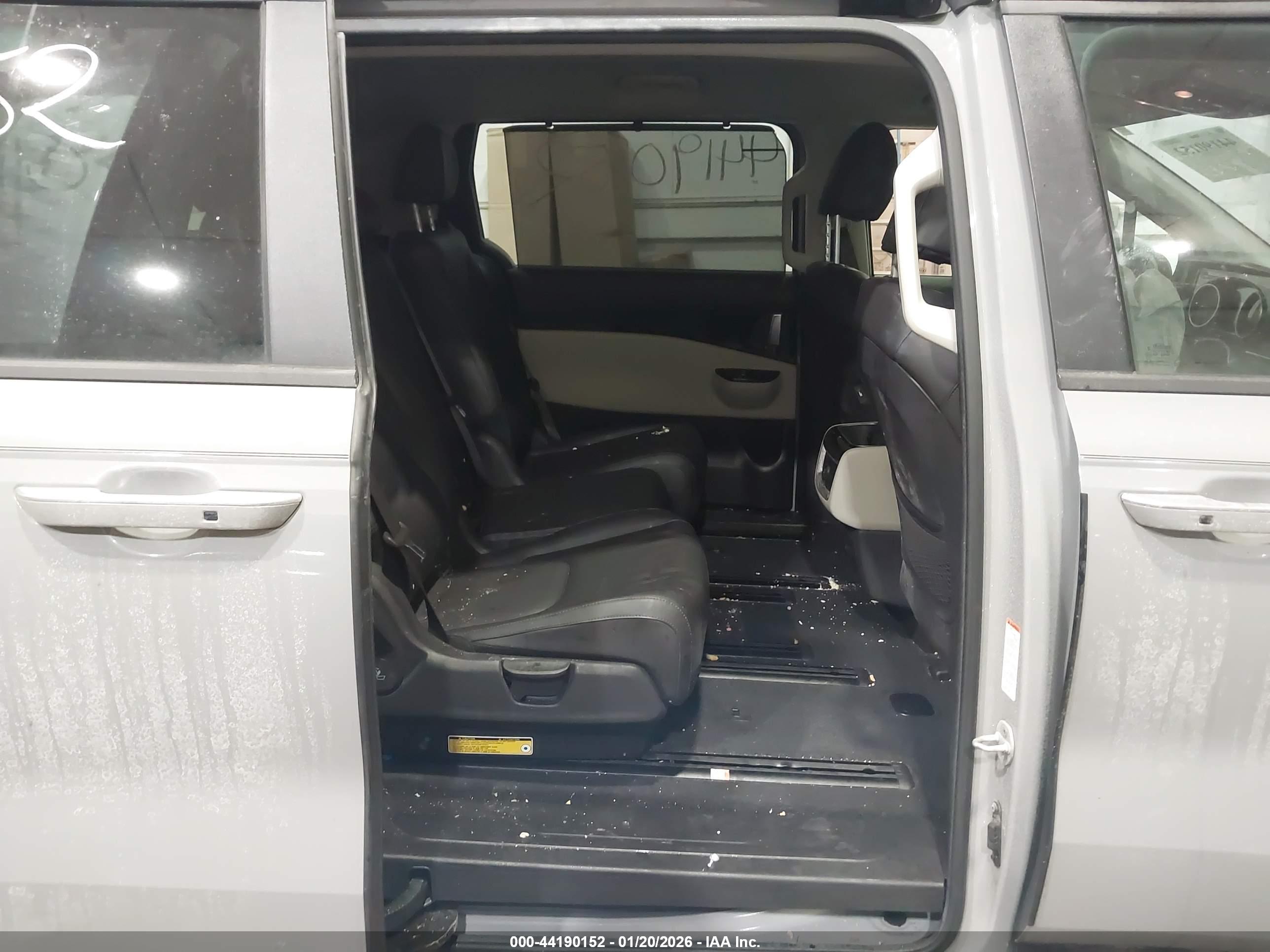 KIA CARNIVAL image 8