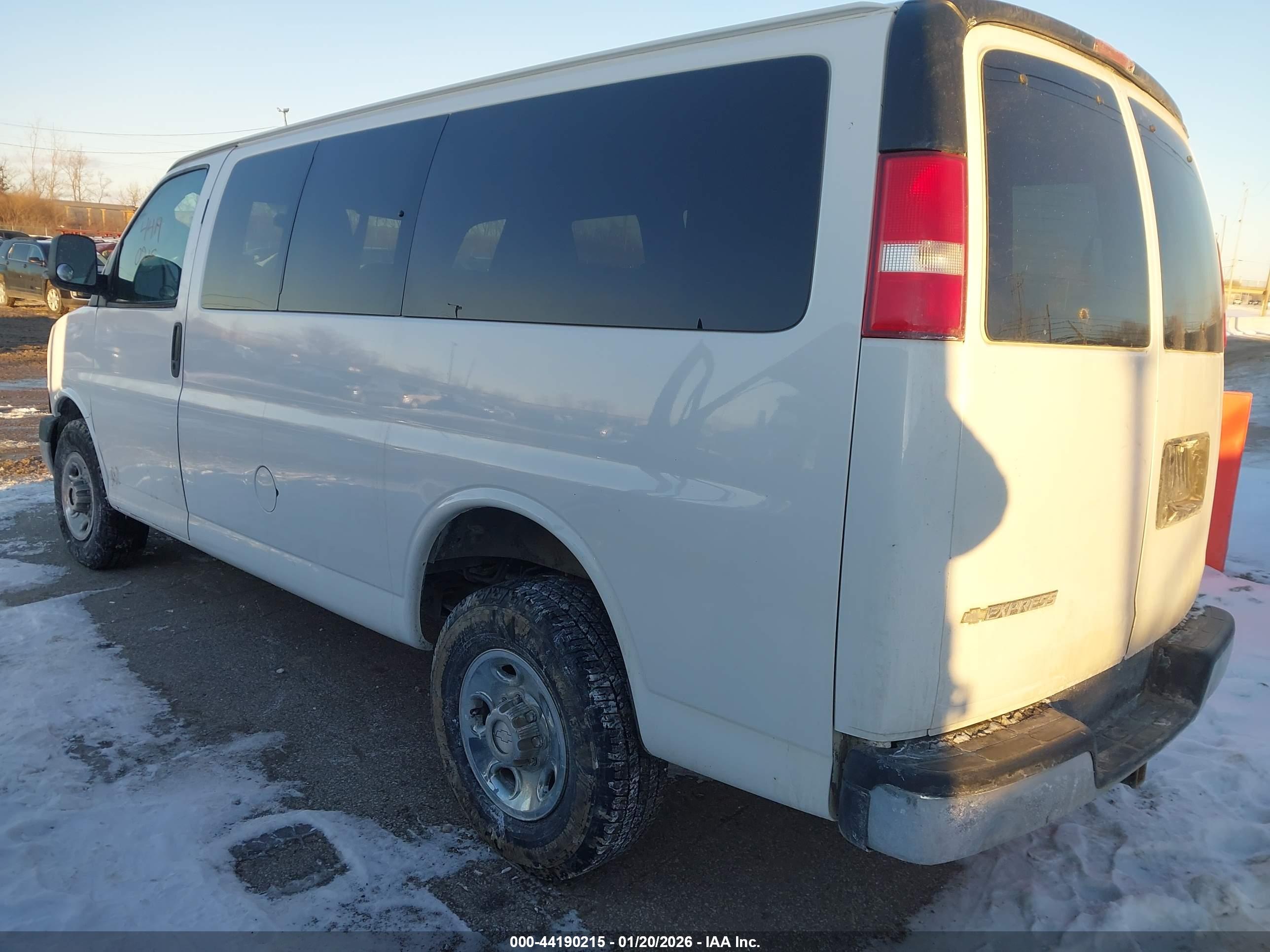 CHEVROLET EXPRESS image 3