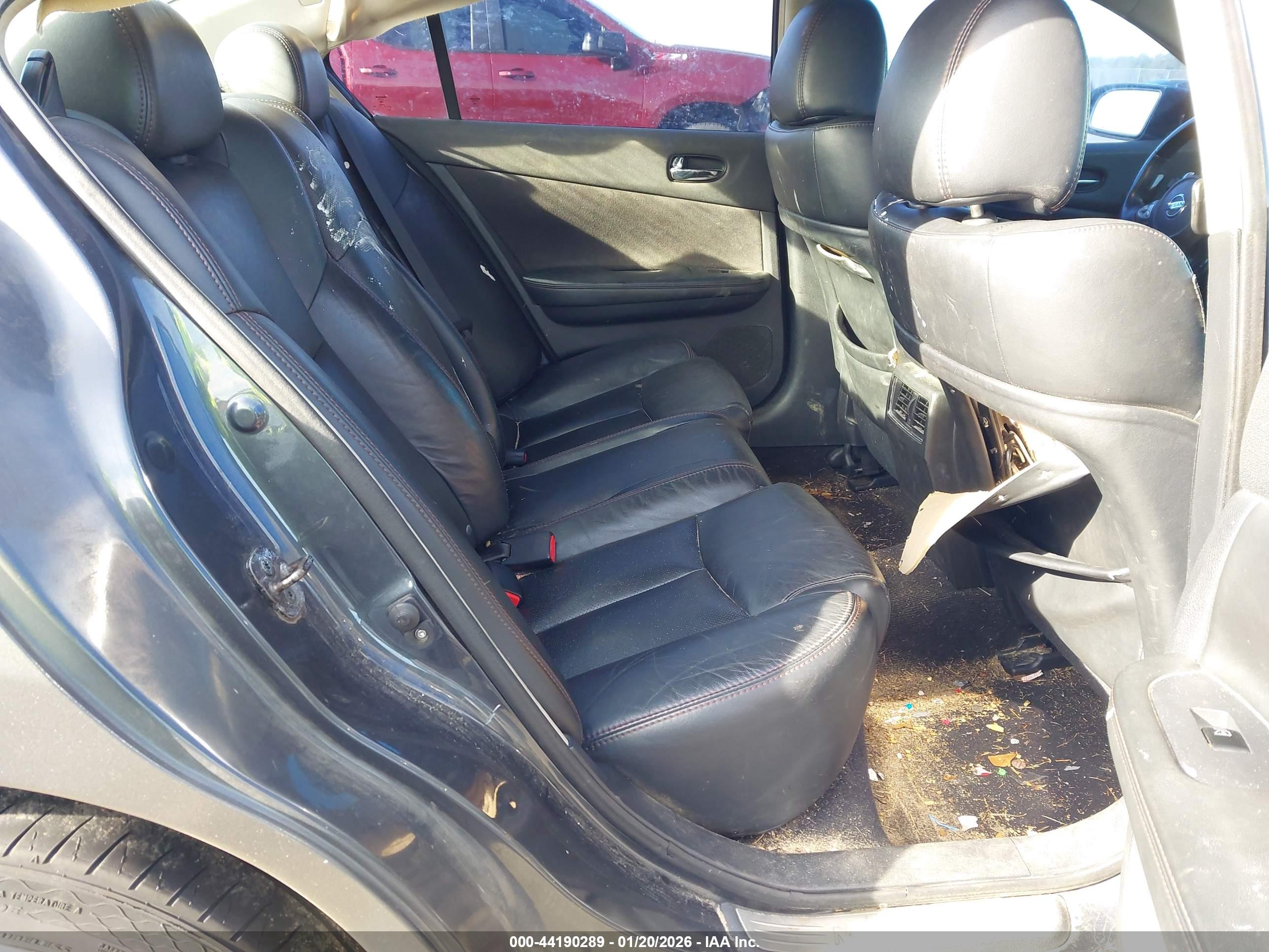 NISSAN MAXIMA image 8